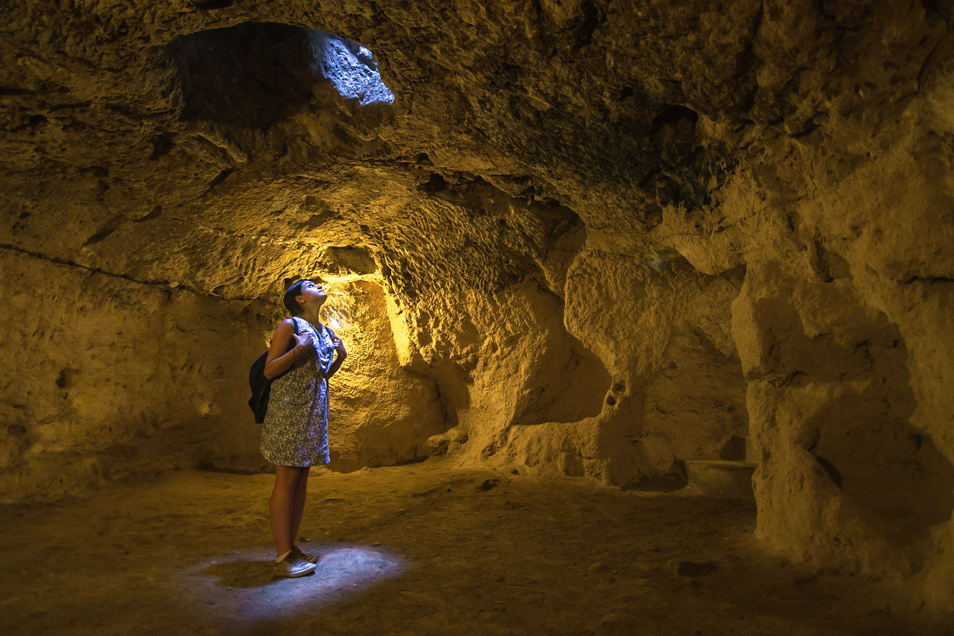Kaymaklı Yeraltı Şehri'nde ışık ve hava sağlaması amacıyla tavanda açılmış bir oyuk.

Yeraltında kilometrelerce uzunluktaki tünellerden oluşan ve binlerce kişinin yaşayabildiği şehrin, ilk olarak milattan önce 8-7. yüzyıllarda kurulduğu ve Antik Roma döneminde Hristiyanlar tarafından genişletildiği bilinmektedir.