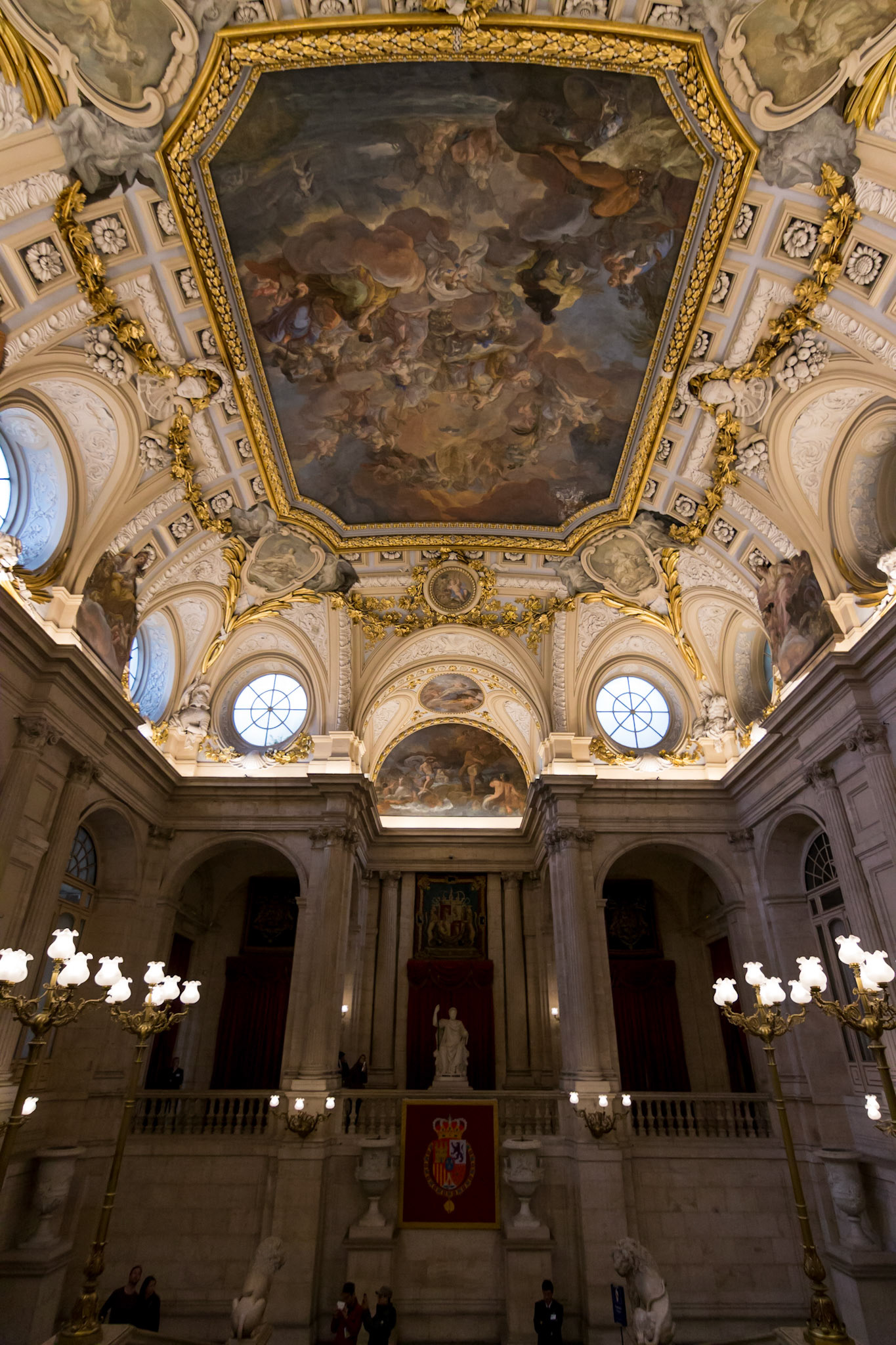 İspanya Kraliyet Ailesi'nin resmi konağı olan ve 1755'te yapımı tamamlanan Palacio Real de Madrid'in, göz alıcı işlemelere sahip onlarca tavanından birisi.