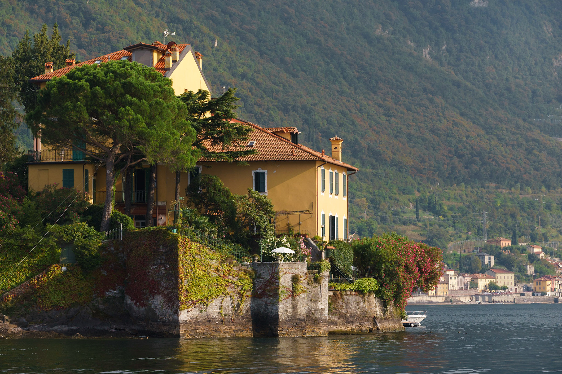 Como Gölü üzerineki yalılardan birisi. Göl çevresinde evi olan ünlüler arasında George Clooney, Madonna, Sylvester Stallone ve Muse solisti Matt Bellamy yer alıyor.