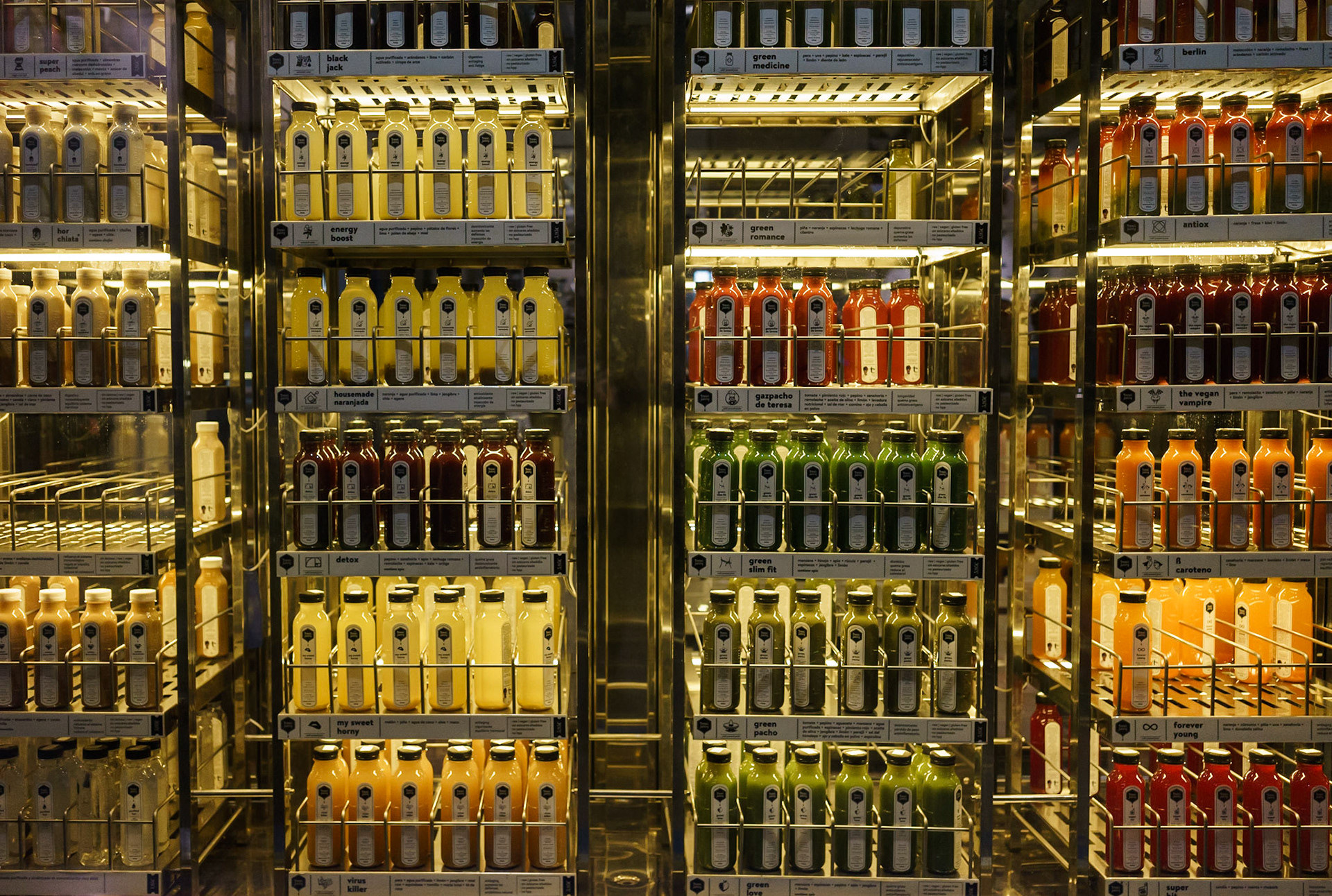 Yalnızca meyve suyu üretip satan, ancak vitrinini son derece dikkat çekici bir hale getirmeyi başarmış bir dükkan.