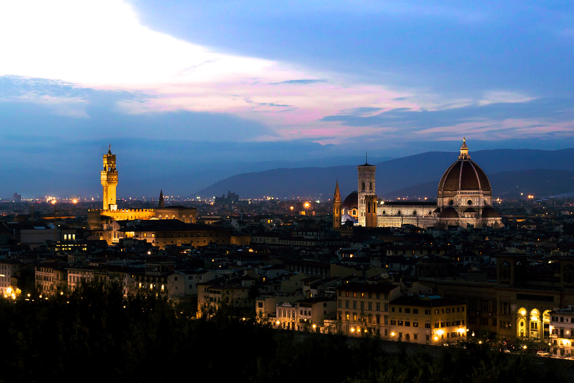 Floransa'nın en yüksek noktalarından birisi olan Piazzale Michelangelo'dan panoramik Floransa manzarası.

Fotoğrafın solunda Palazzo Vecchio, sağında ise Cattedrale di Santa Maria del Fiore ve Giotto'nun Campanile'si (çan kulesi) görülmektedir.
