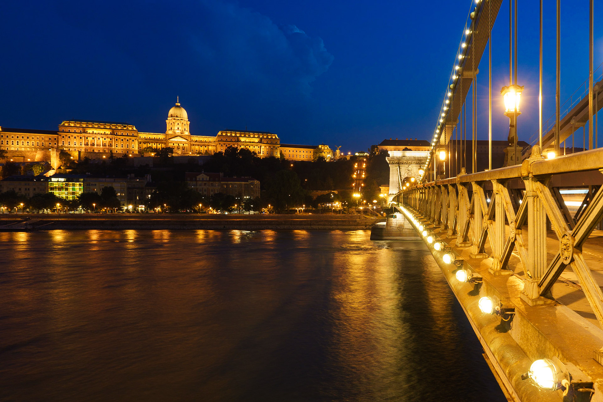 Dünyanın en güzel aydınlatılan şehirlerinden birisi olan Budapeşte'de, Tuna Nehri üzerinden geçen Szechenyi Zincir Köprüsü ve arka planda Buda Kalesi.

Budapeşte şehri, Tuna Nehri tarafından ikiye bölünmektedir; Buda Kalesi'nin bulunduğu ve çok sayıda tepeden oluşan bölüm Buda, nehrin düzlükten oluşan karşı kıyısı ise Pest adını almaktadır.