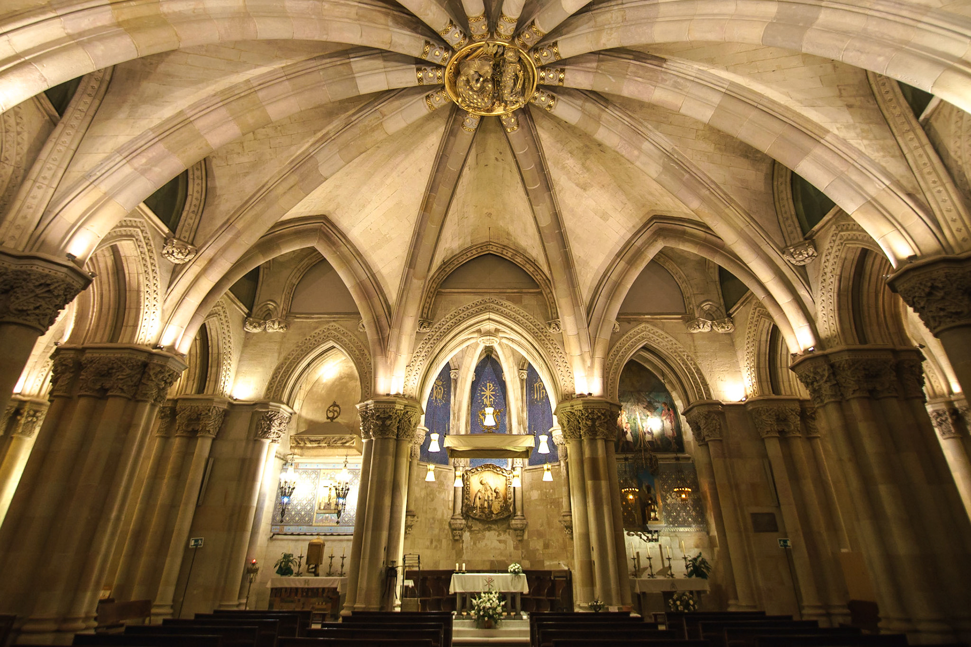 Sagrada Familia'nın ana yapısı altında bir kripta (kilise mahzeni) yer alır. Bir sunak ve 4 adet şapeli bulunan bu kriptada, aynı zamanda Gaudí'nin mezarı da yer alır.