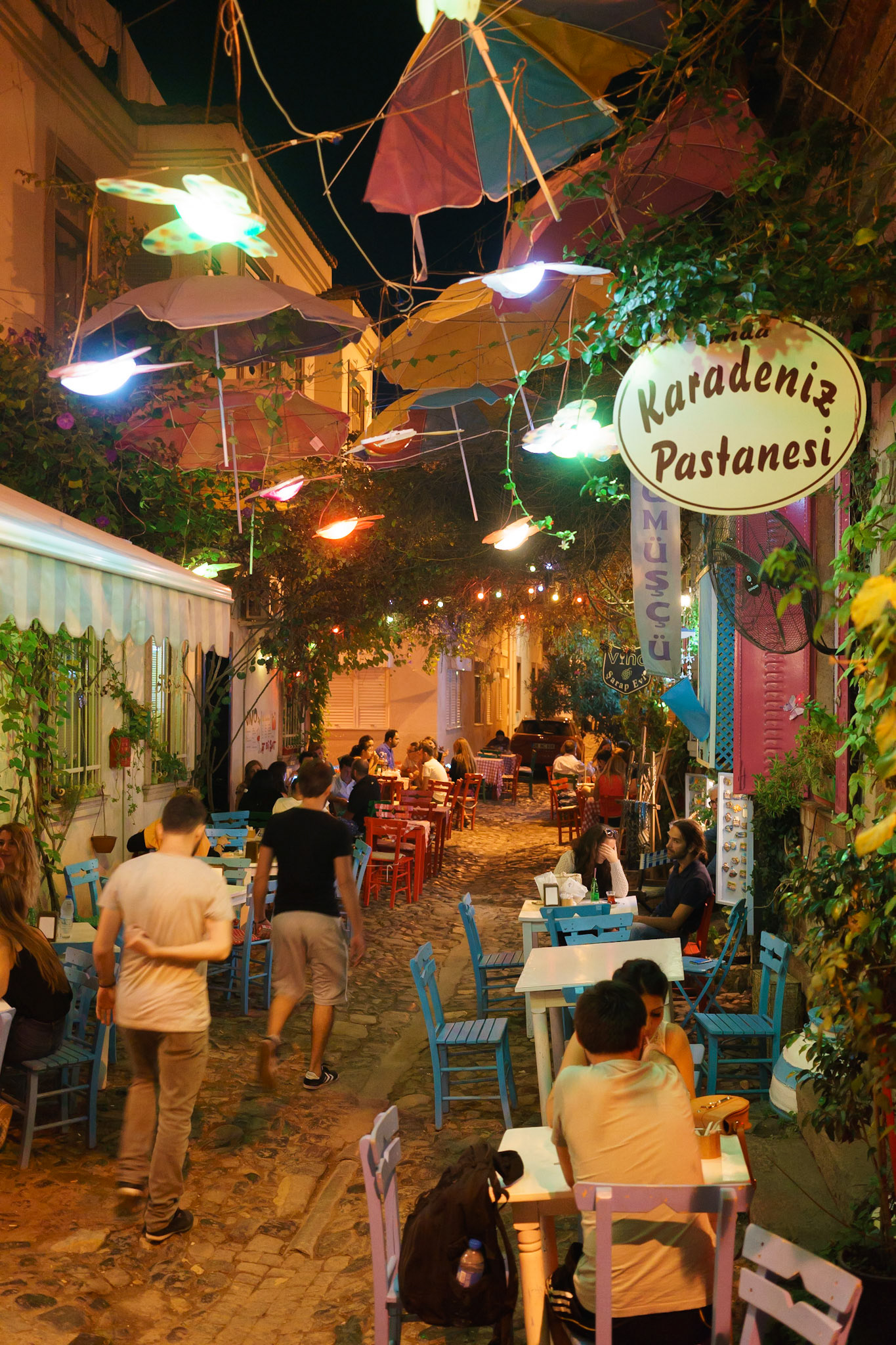 Cunda olarak da bilinen Alibey Adası'nın cafe ve restoranlarla dolu dar ve renkli sokaklarından birisi.