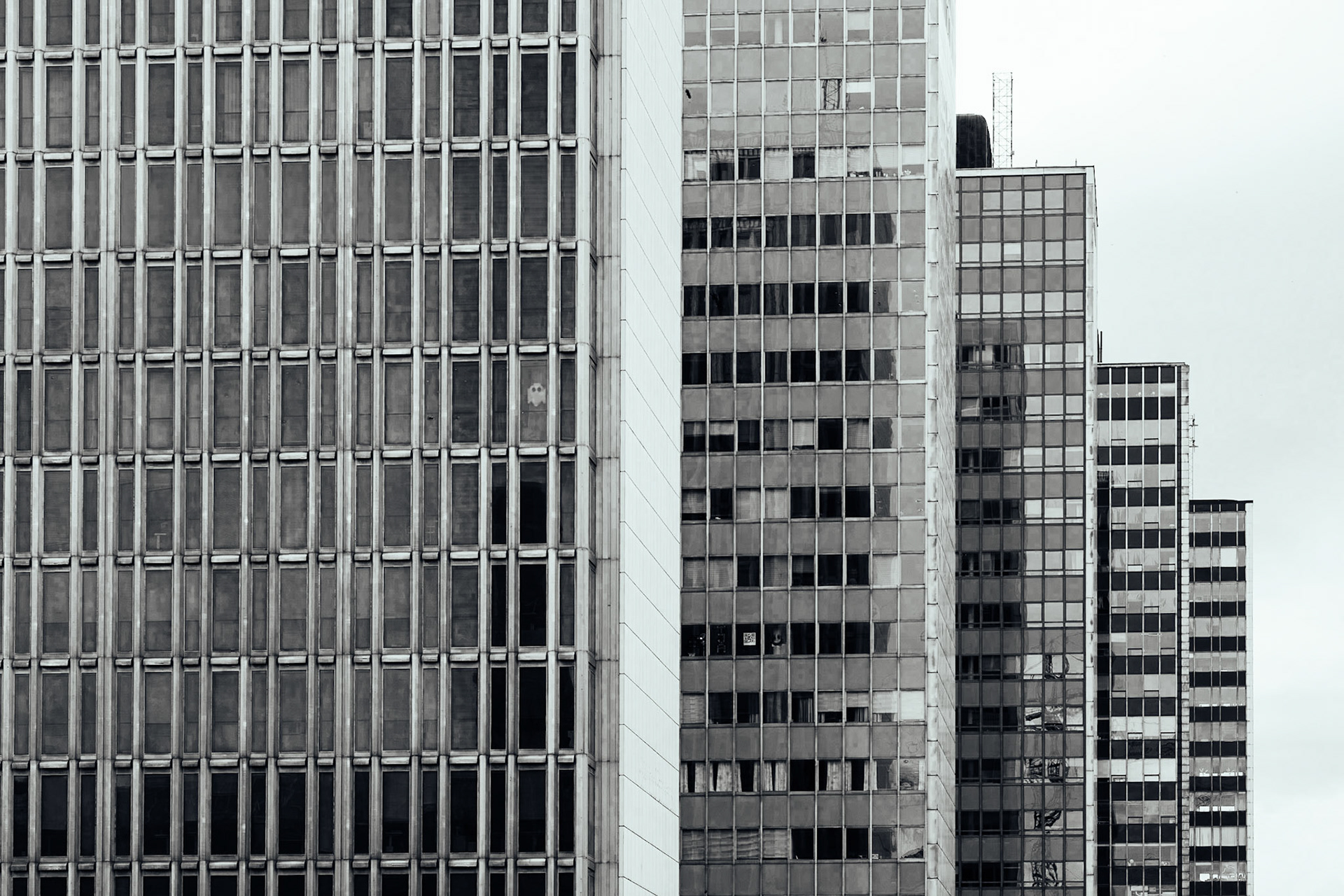 Stokholm'ün ana meydanı Sergels Torg'dan görülebilen sıralı binalar ilginç bir görüntü oluşturuyor.