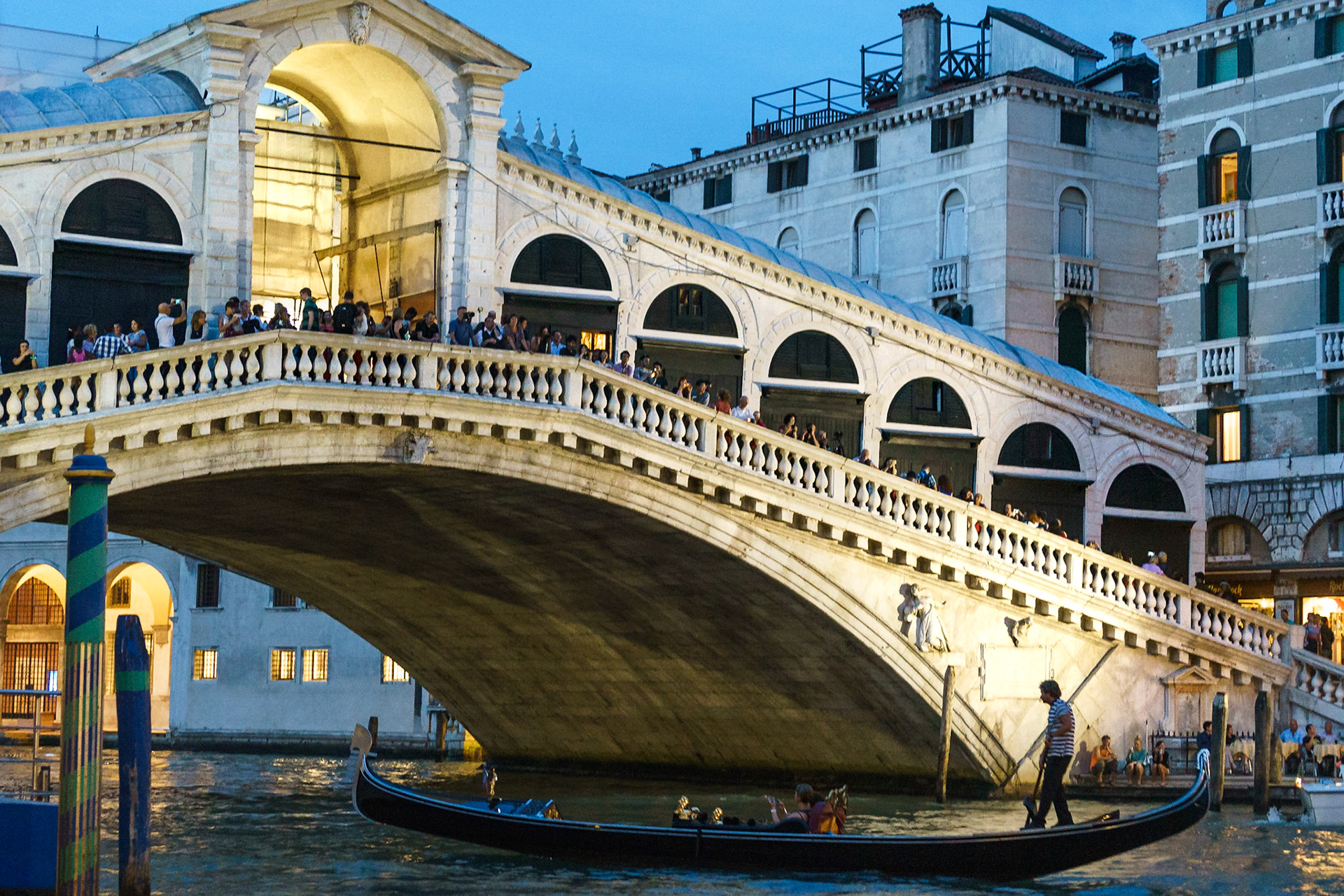 Rialto Köprüsü, 1590 civarında inşa edilmiş ve Büyük Kanal'ın iki kıyısı arasında yapılan ilk köprüdür.