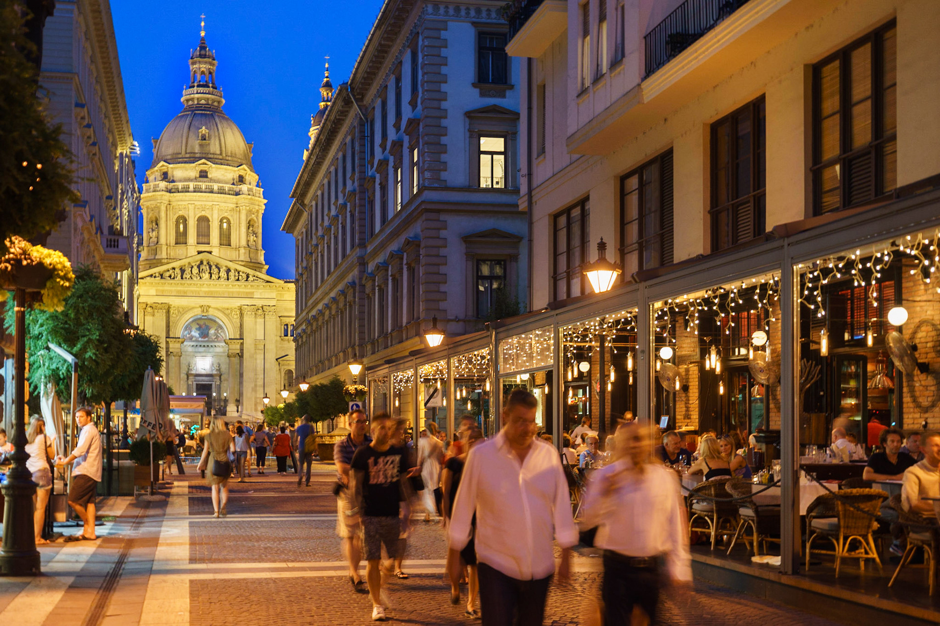 Szent István Meydanı'ndan erişilen tüm sokaklar, günün her saati çok hareketli.