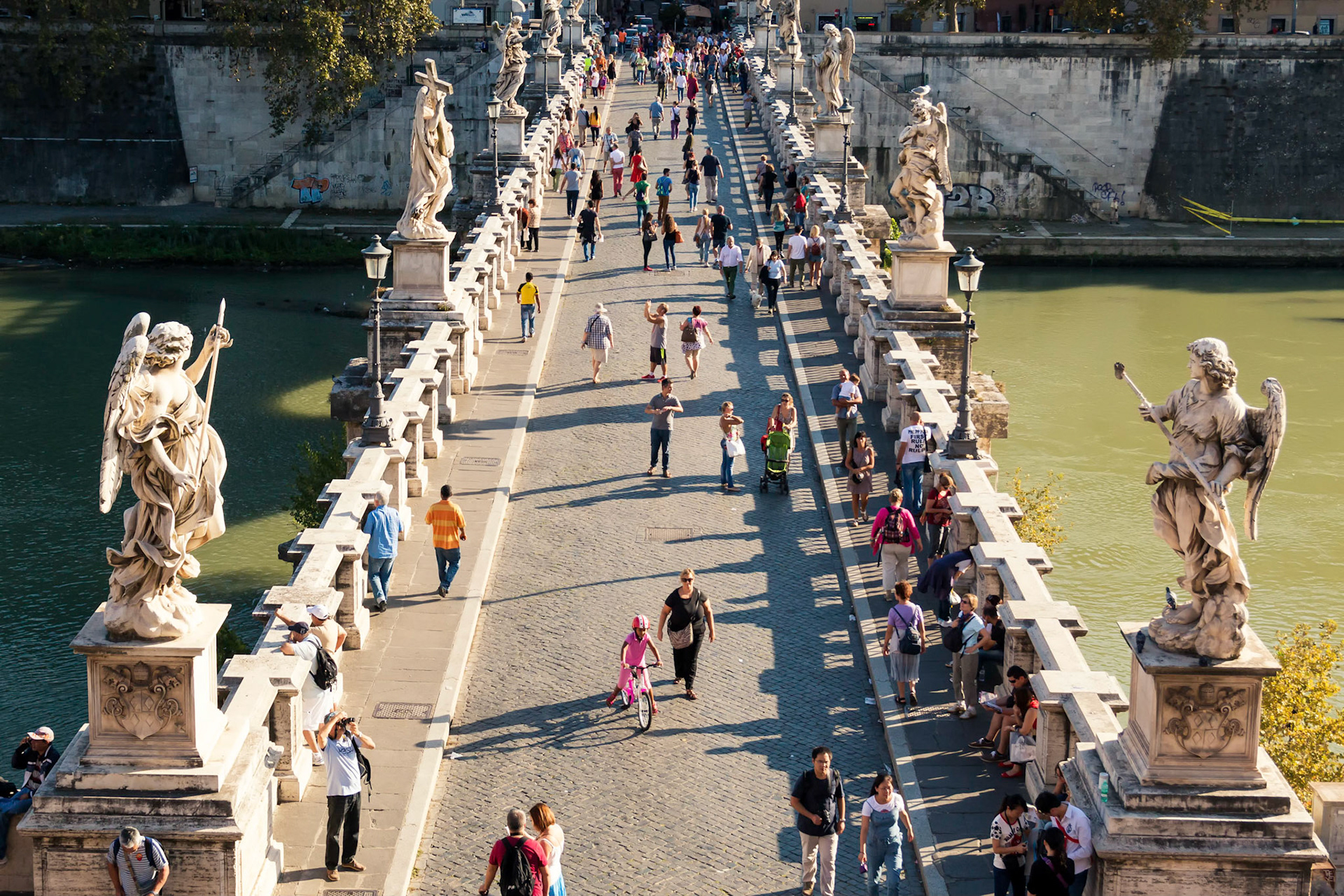 Castel Sant'Angelo'nun tepesinden, Ponte Sant'Angelo görüntüsü.

Köprü, MS 134 yılında İmparator Hadrian tarafından yaptırılmış ve o dönemlerde "Hadrian Köprüsü" anlamına gelen Pons Aelius olarak anılmıştır.