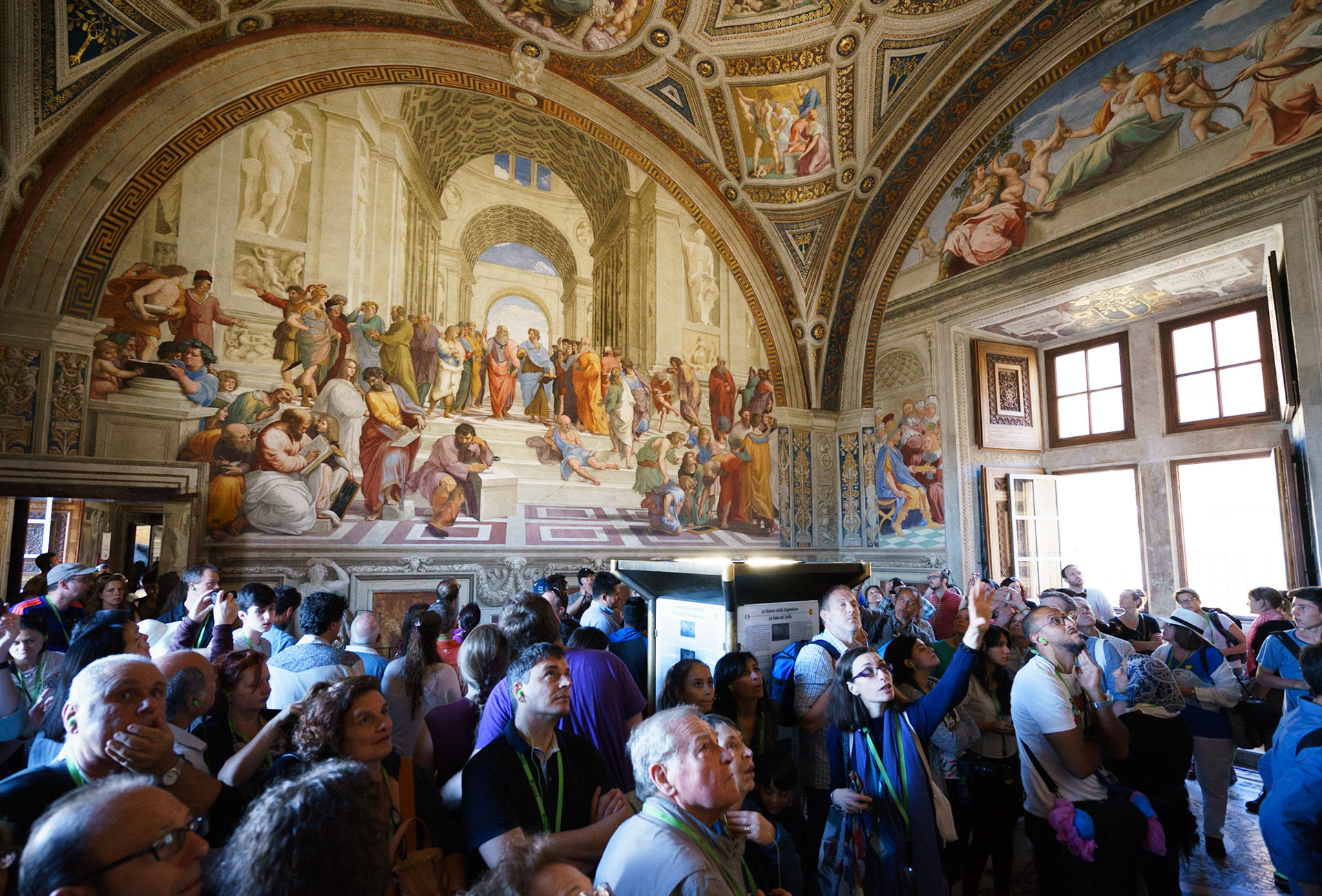 Vatikan Sarayı'nda, birbiri ardına sıralı 4 odadan oluşan Raphael Odaları, sanatçı ve ekibine ait çok sayıda esere ev sahipliği yapıyor. Platon ve Aristo gibi felsefenin önemli isimlerinin resmedildiği Atina Okulu, bunların en iyi bilinenidir.