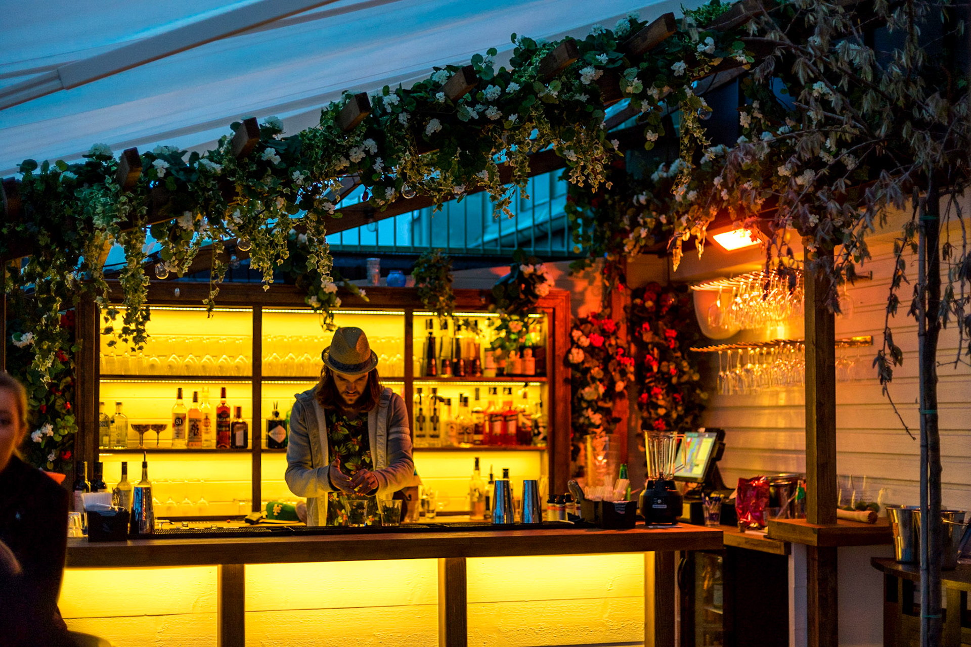 Stokholm'den sonra İsveç'in en kalabalık şehri olan Göteborg, aynı zamanda bir öğrenci şehri. Kafe ve barları, bu özelliğini yansıtan türden.