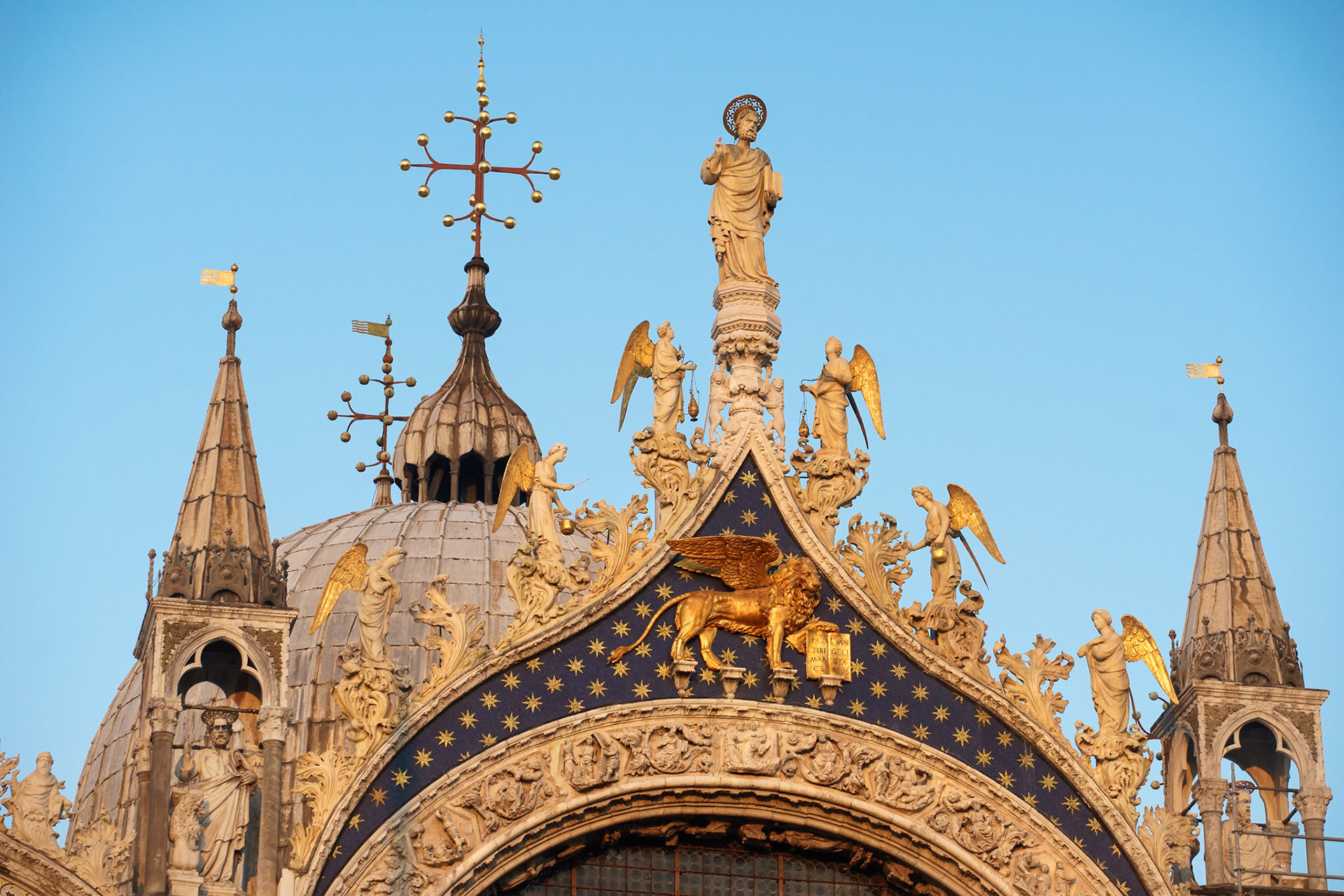 San Marko Bazilikası'nın meydana bakan girişinin hemen üstünde yer alan süslemeler. En yukarıda, Aziz Marko'nun bir heykeli, etrafında ise melek heykelleri bulunuyor. Heykellerin altında ise, Aziz Marko'nun (ve sonradan Venedik şehrinin) simgesi olan bir aslan heykeli görülüyor.