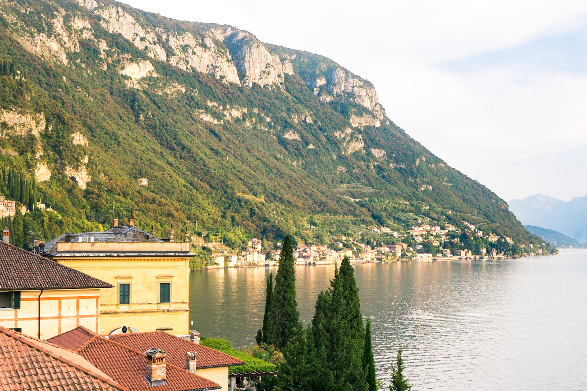 İtalyan Alplerinin eteklerinde, buzulların erimesi sonucu gerçekleşen erozyon ile oluşan Como Gölü'nün bir manzarası.