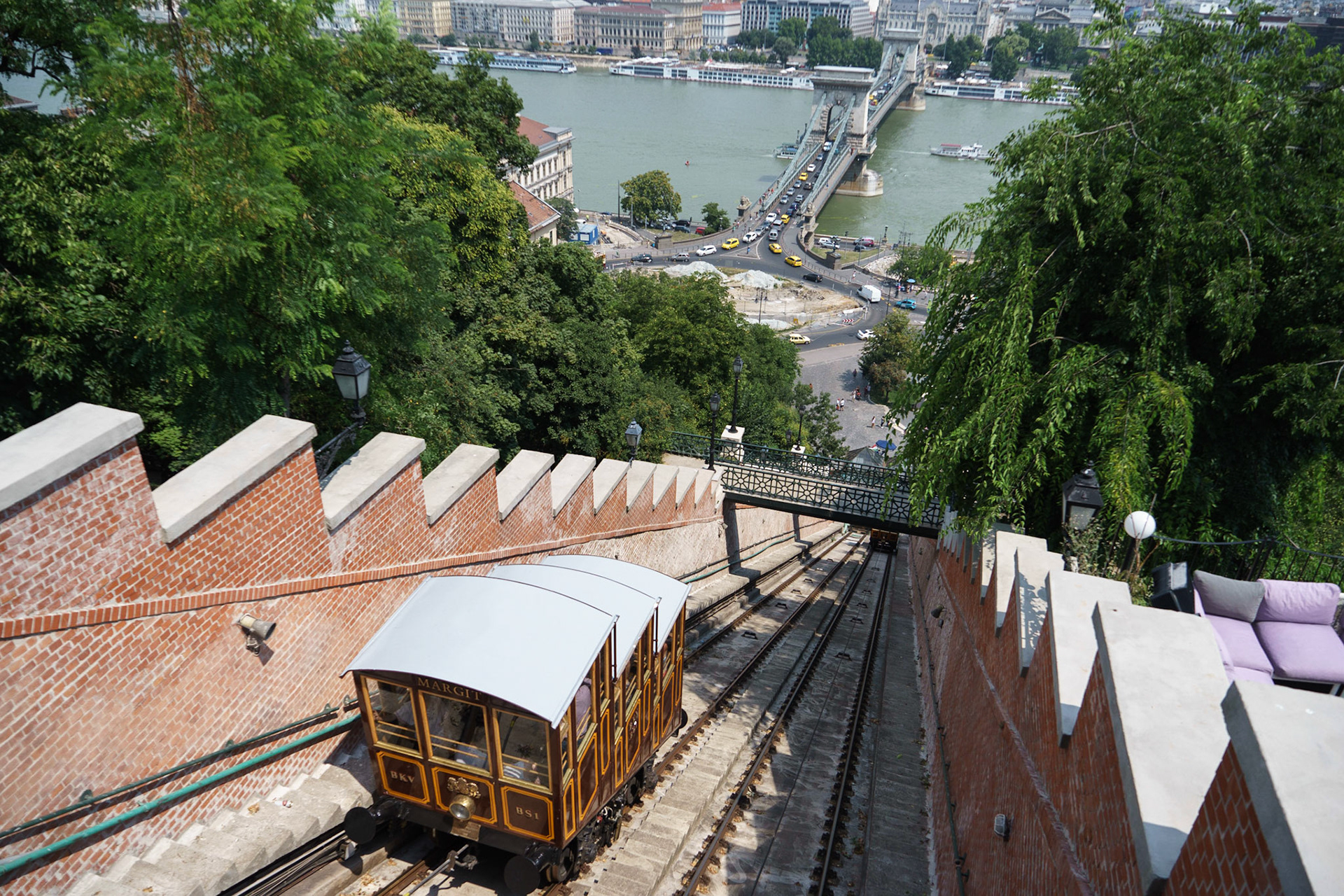 Szechenyi Zincir Köprüsü'nün Buda ayağından kalkan funiküler hattı, Buda Kalesi'ne çıkmak isteyenler için bir kestirme sağlıyor.