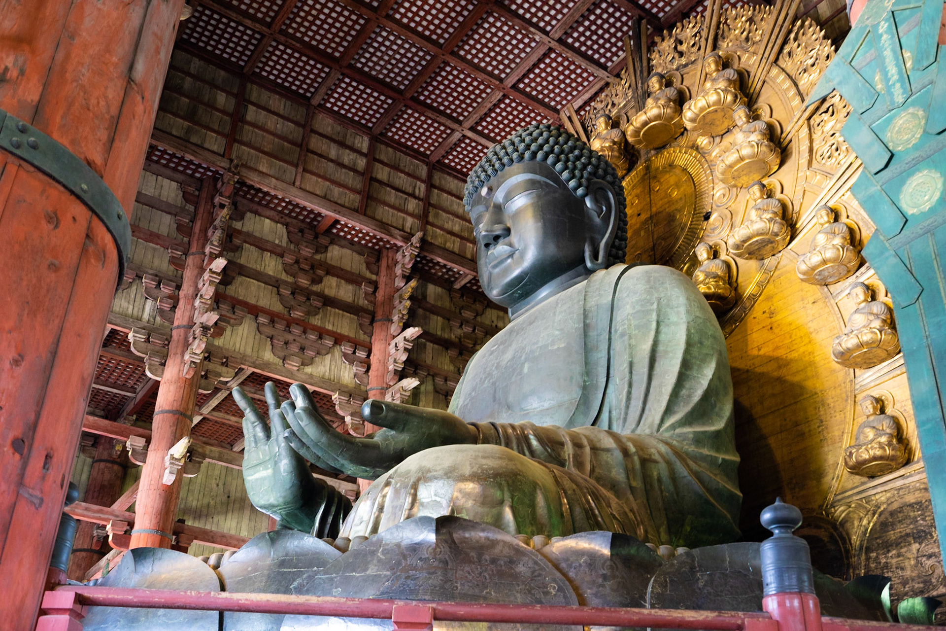 Todai-ji Tapınağı, 15 metrelik dev bir Buda heykeline ev sahipliği yapıyor.