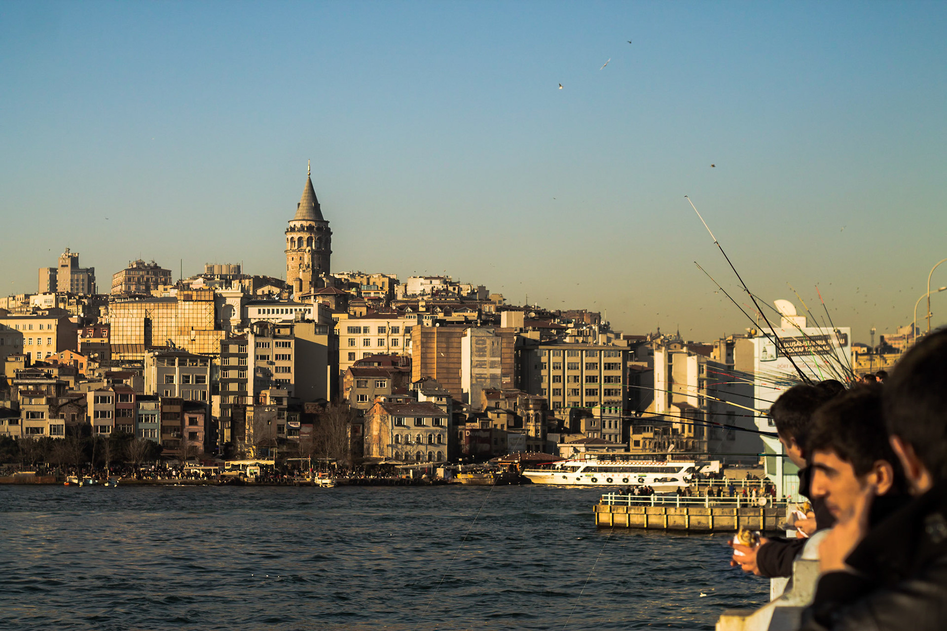 İstanbul'un en iyi bilinen görüntülerinden birisi, Galata Köprüsü'nde Galata Kulesi manzarası.
