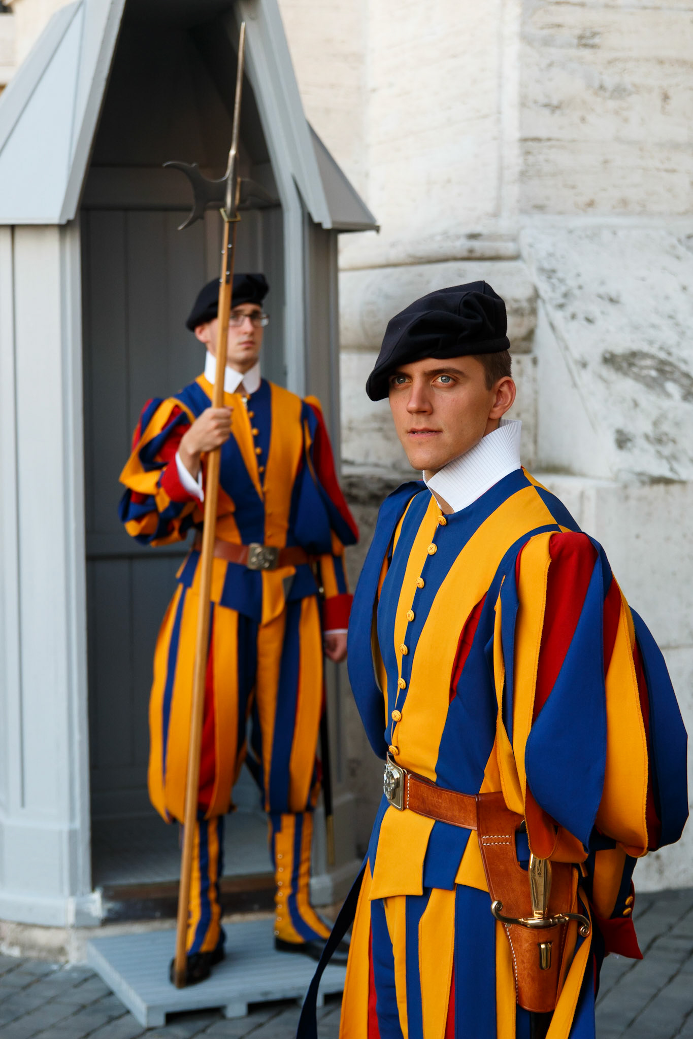 Resmi tören kıyafeti giyen, Papa ve sarayın güvenliğini sağlamakla görevli İsviçreli Muhafızlar.

İsviçreli Muhafızlar ile Vatikan bağlantısı, 15. yüzyılda Papa VI. Sestus'un İsviçre ile yaptığı anlaşmalara dayanır.