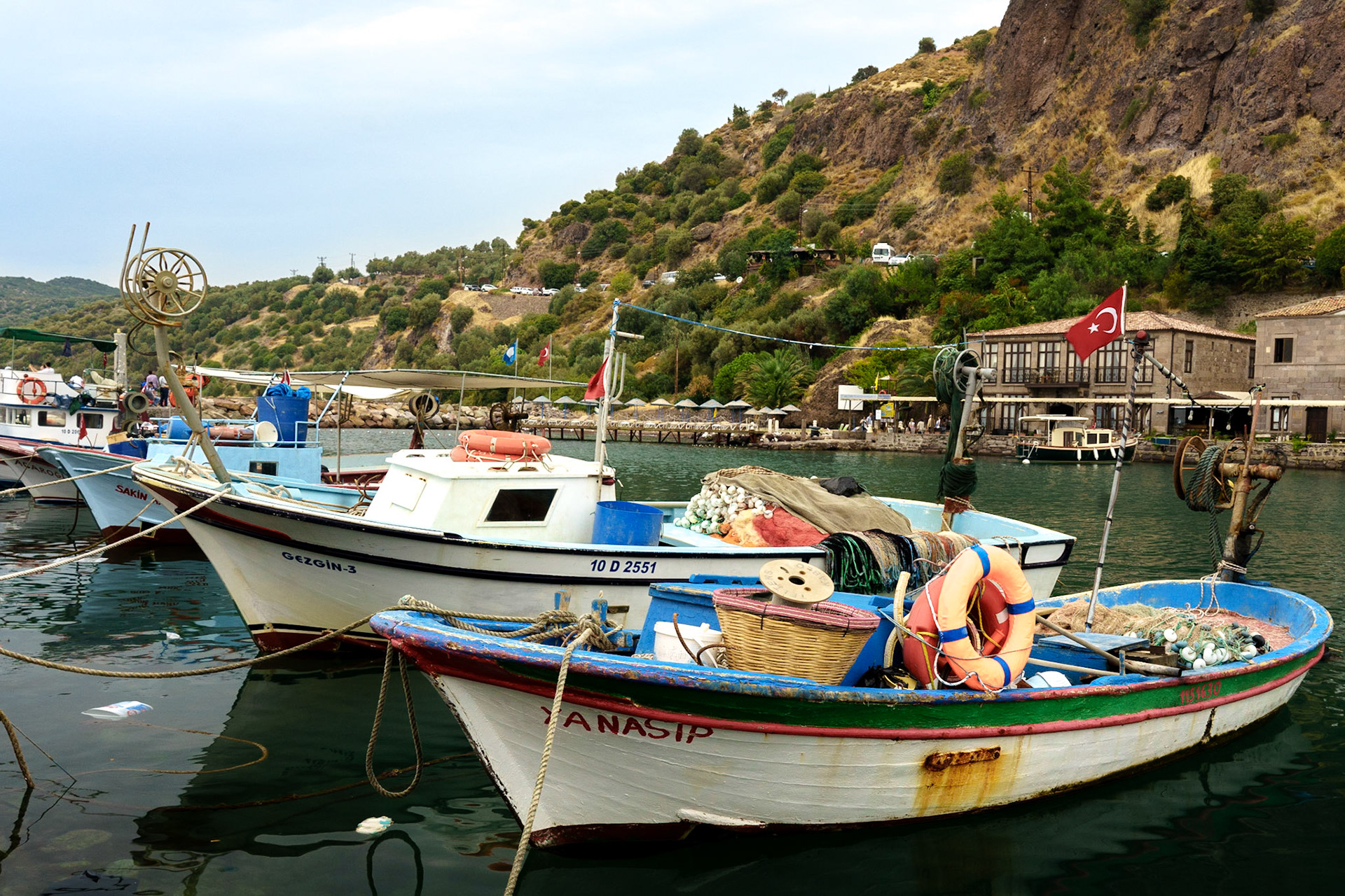 MÖ 900 yılında liman olarak kurulan Assos'un balıkçı tekneleri ve otelleri.