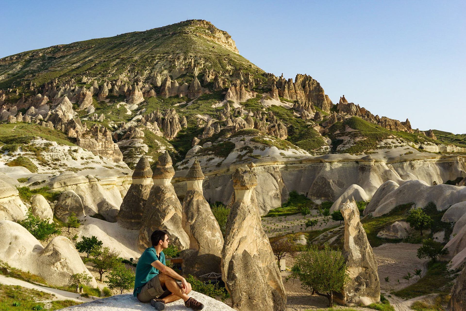 Kapadokya'da, Paşabağları bölgesinde peribacalarına karşı dinlenirken.