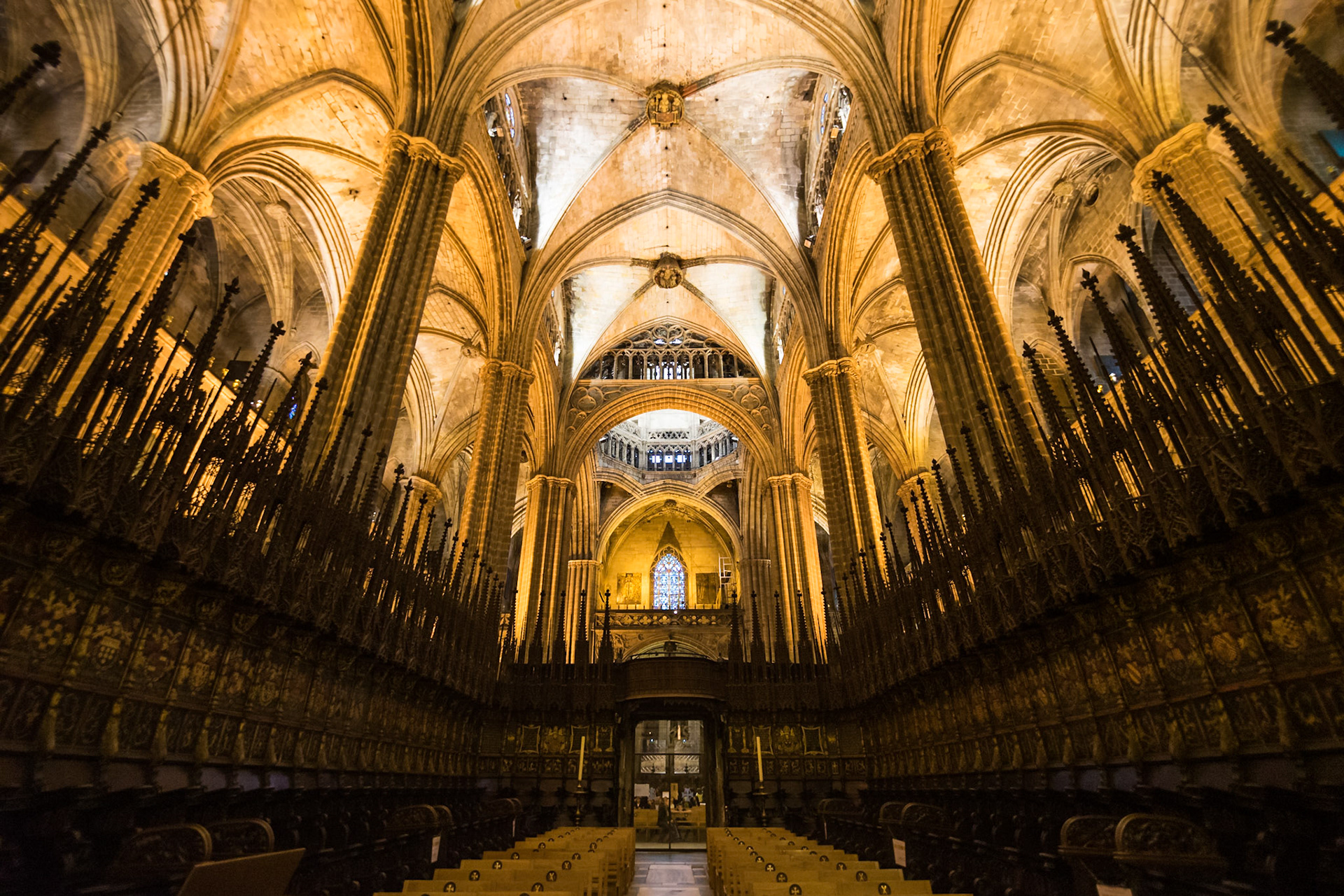 Barselona Katedrali içerisinde yer alan kilise korosu koltukları ve üzerinde Altın Post Tarikatı'nın simgeleri bulunan yüksek başlıkları, insanı tedirgin eden bir görüntü oluşturuyor.