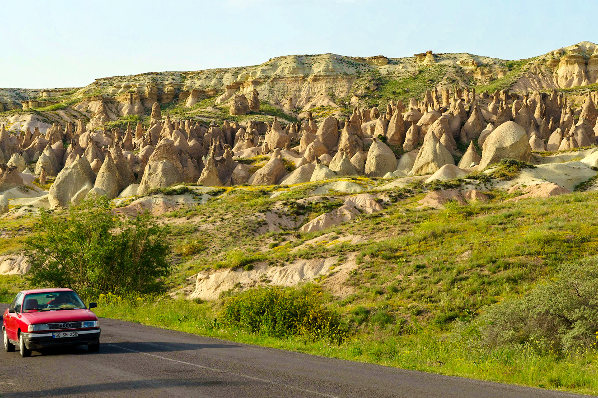 Kapadokya'da bir yol kenarından peribacaları manzarası.