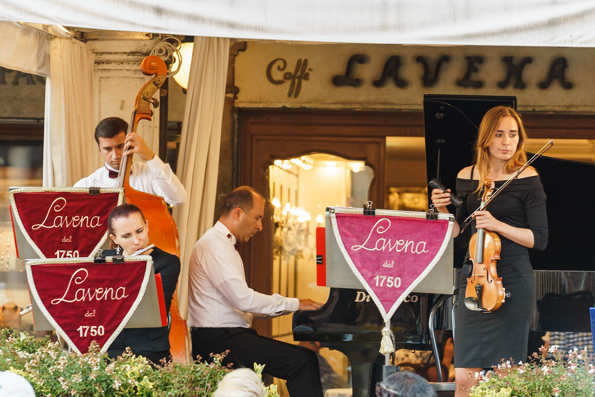 San Marko Meydanı'nın çevresindeki tarihi cafelerde, canlı müzik performansları gerçekleştiriliyor.