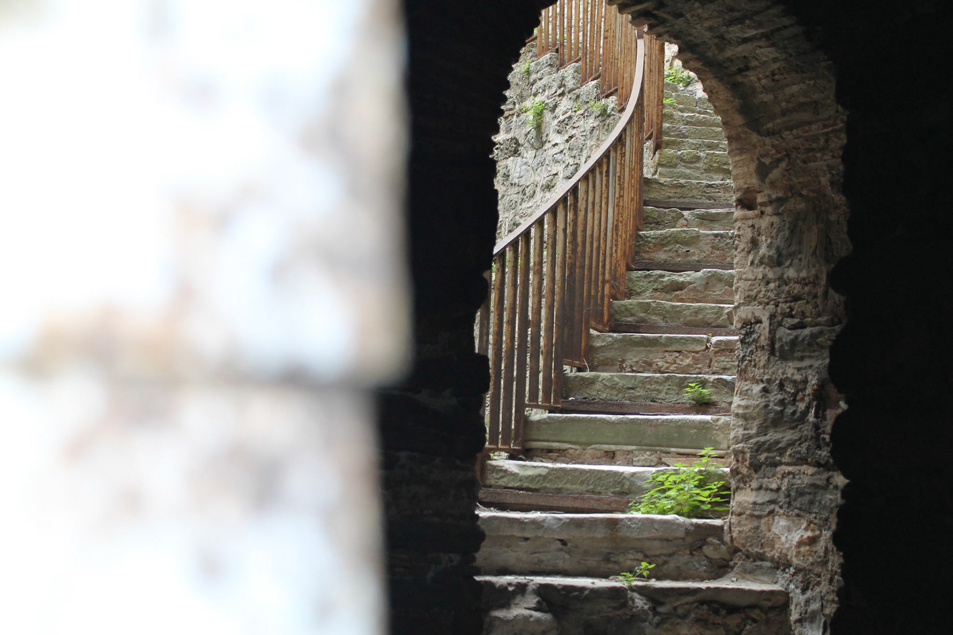 Rumelihisarı'ndaki en yüksek kulenin kilitli kapıları ardından görülebilen, merak uyandıran merdiven.