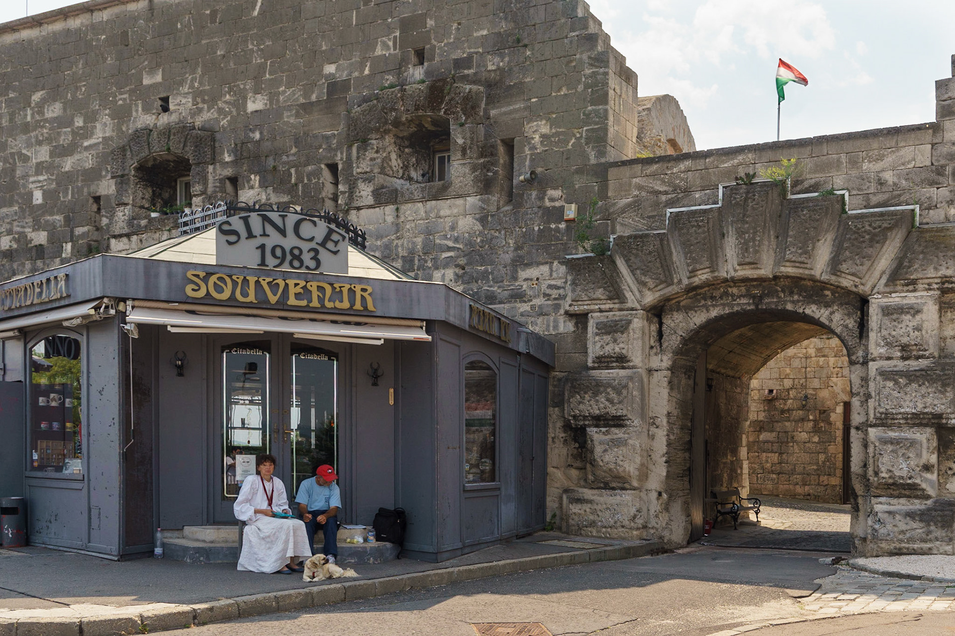 Budapeşte'den Gellért Tepesi üzerinde yer alan Citadella, 1854'te inşa edilen bir iç kaledir. 2. Dünya Savaşı ve 1956 Macar Devrimi sırasında, Sovyetler tarafından şehri bombalamak için kullanılmıştır. Günümüzde halka açılmış olsa da, son yıllarda devlet ve işletmeciler arasındaki anlaşmazlıklar nedeniyle ziyarete kapanmıştır.