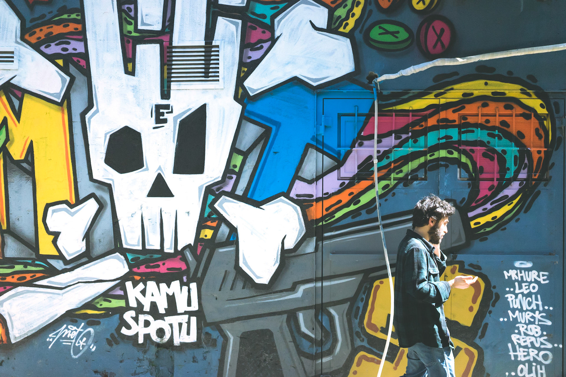 Karaköy'ün gün geçtikçe artan graffitilerinden bir tanesi.