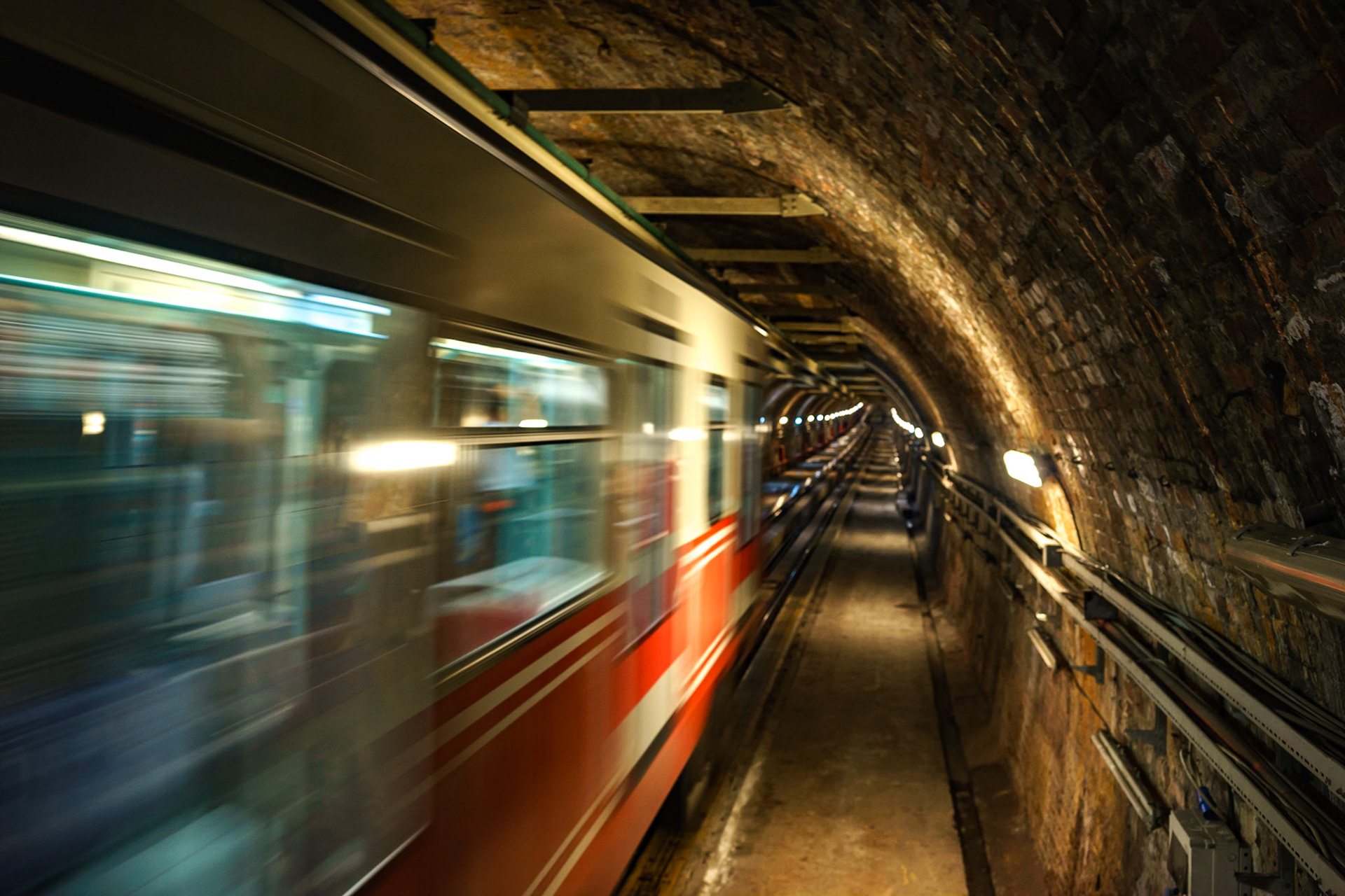 Dünyanın en eski ikinci yeraltı raylı sistemi olan İstanbul Tünel, Taksim-Karaöy yolculuğunu yaparken.