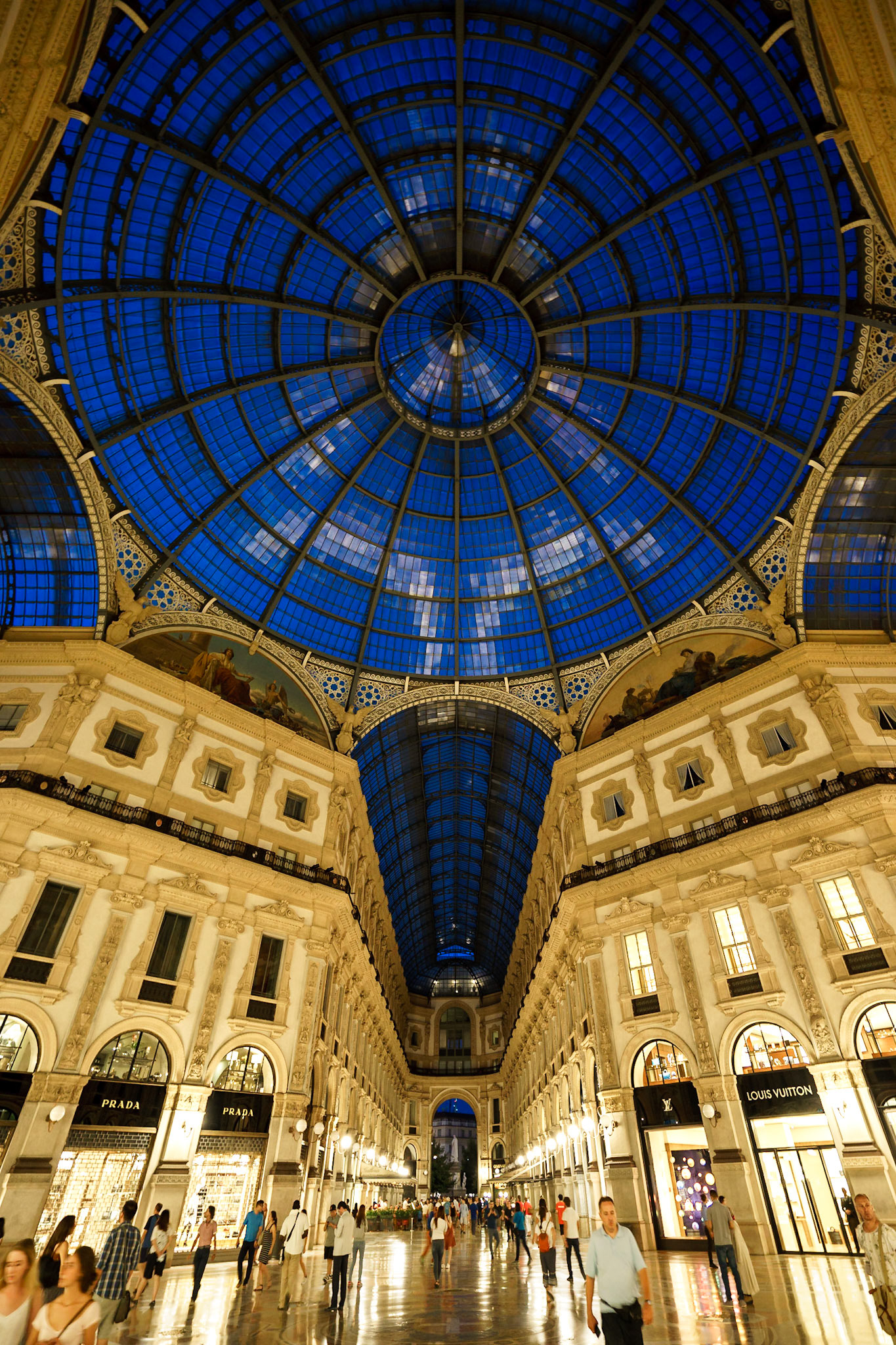 İtalya'nın ilk kralı Victor Emmanuel II'den ismini alan, dünyanın en eski alış veriş merkezlerinden biri olan Galleria Vittorio Emanuele II. Galerinin merkezindeki kubbenin çapı 39 metredir.