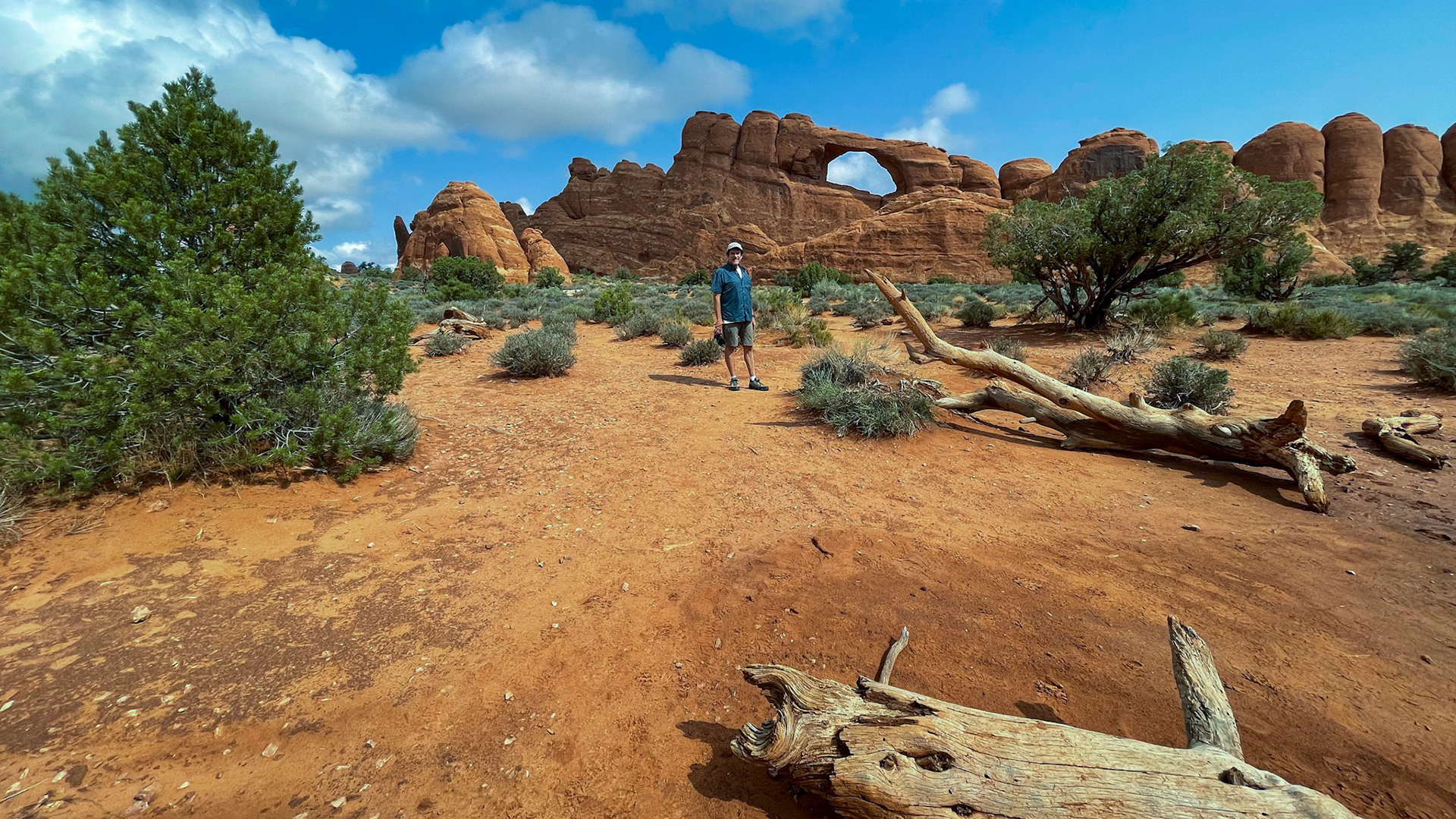 Hiking to Skyline Arch