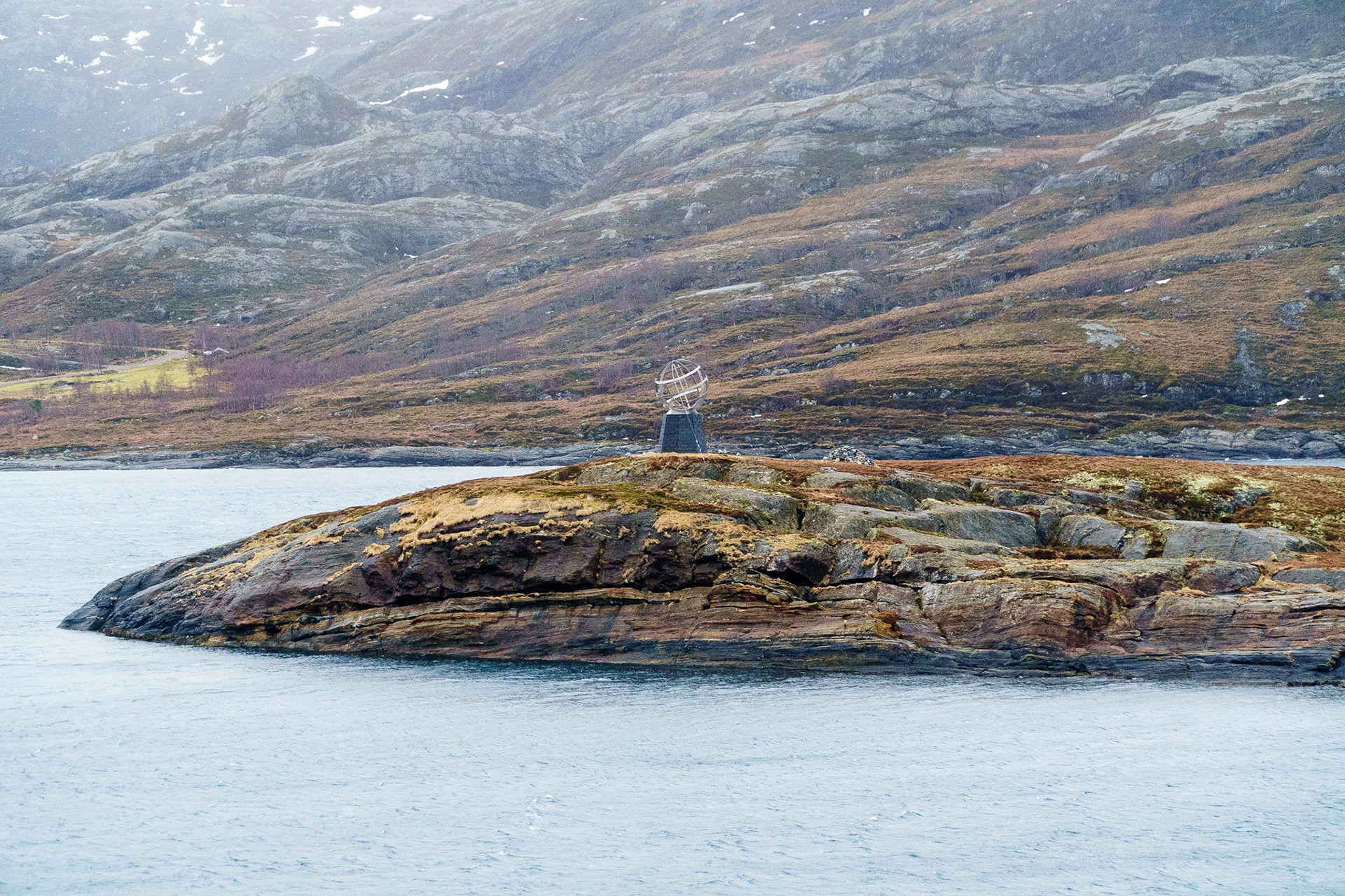 Marker at the latitude of the Arctic Circle