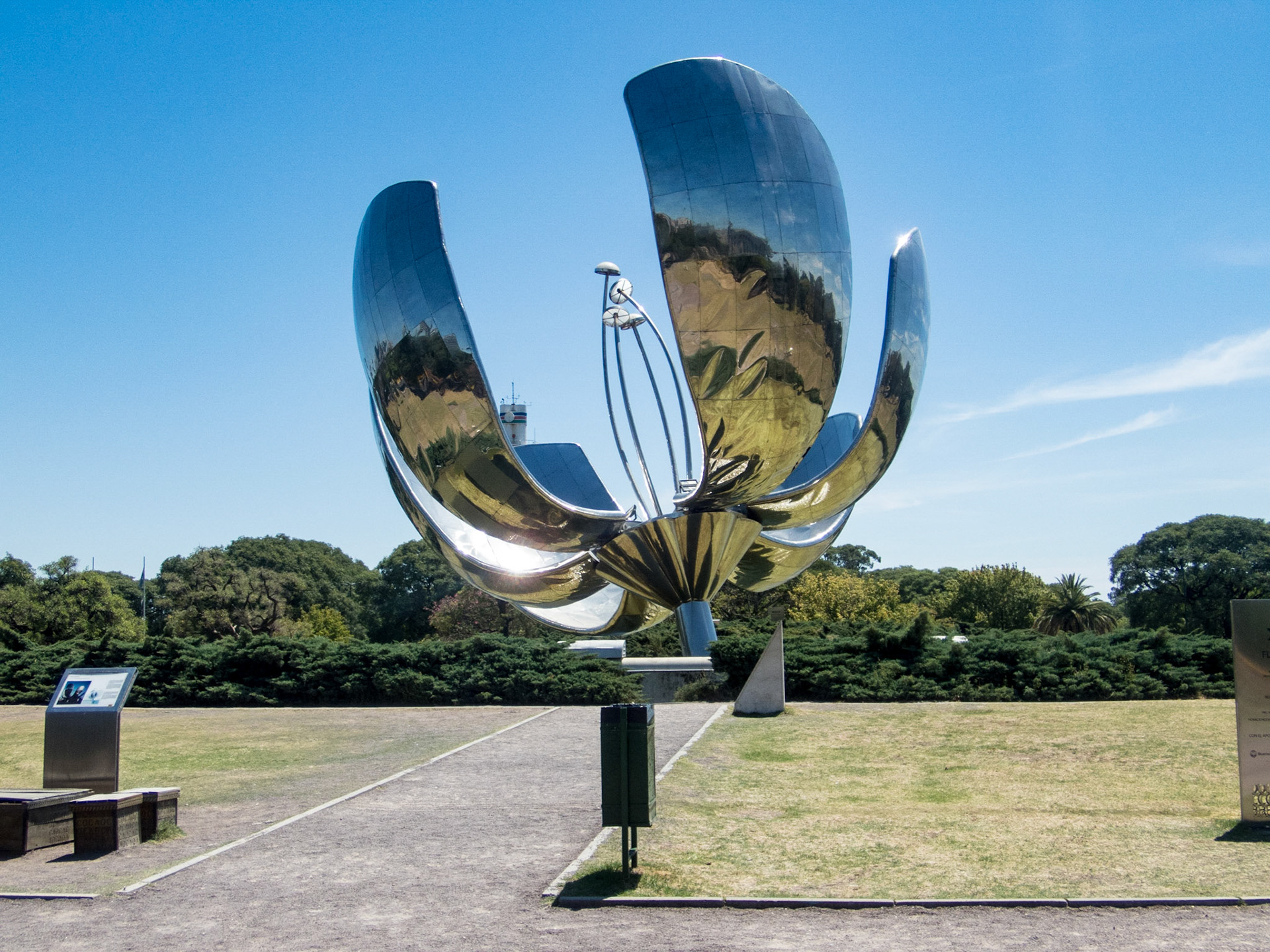 Floralis Generica was built for $6M opens and closes with the sun