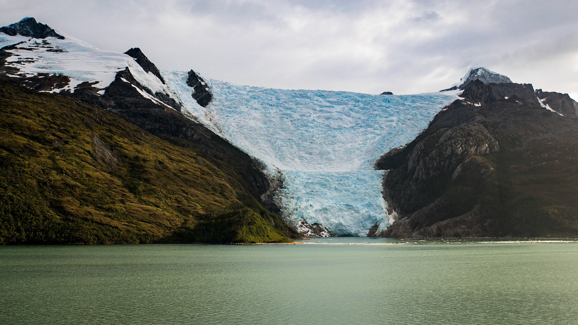 One of the few glaciers that hasn't receded from the water