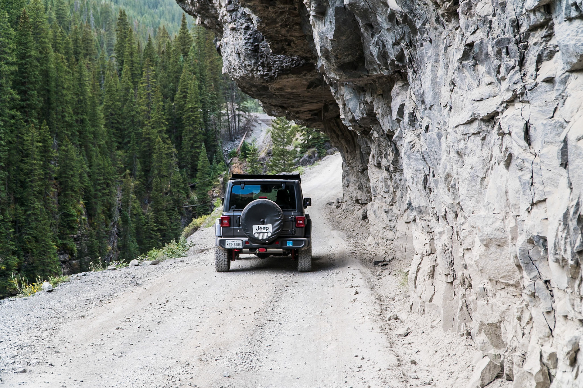 Steep cliffs and dropoffs along Yankee Boy Trail