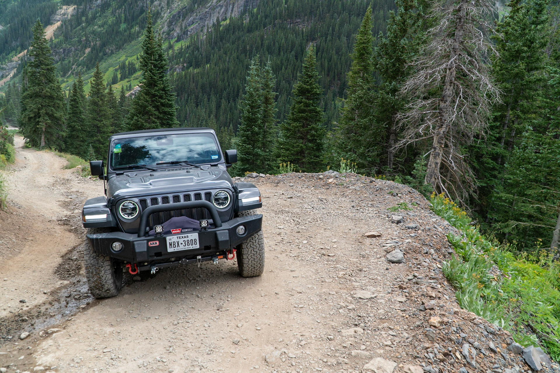 Steep cliffs and dropoffs along Yankee Boy Trail