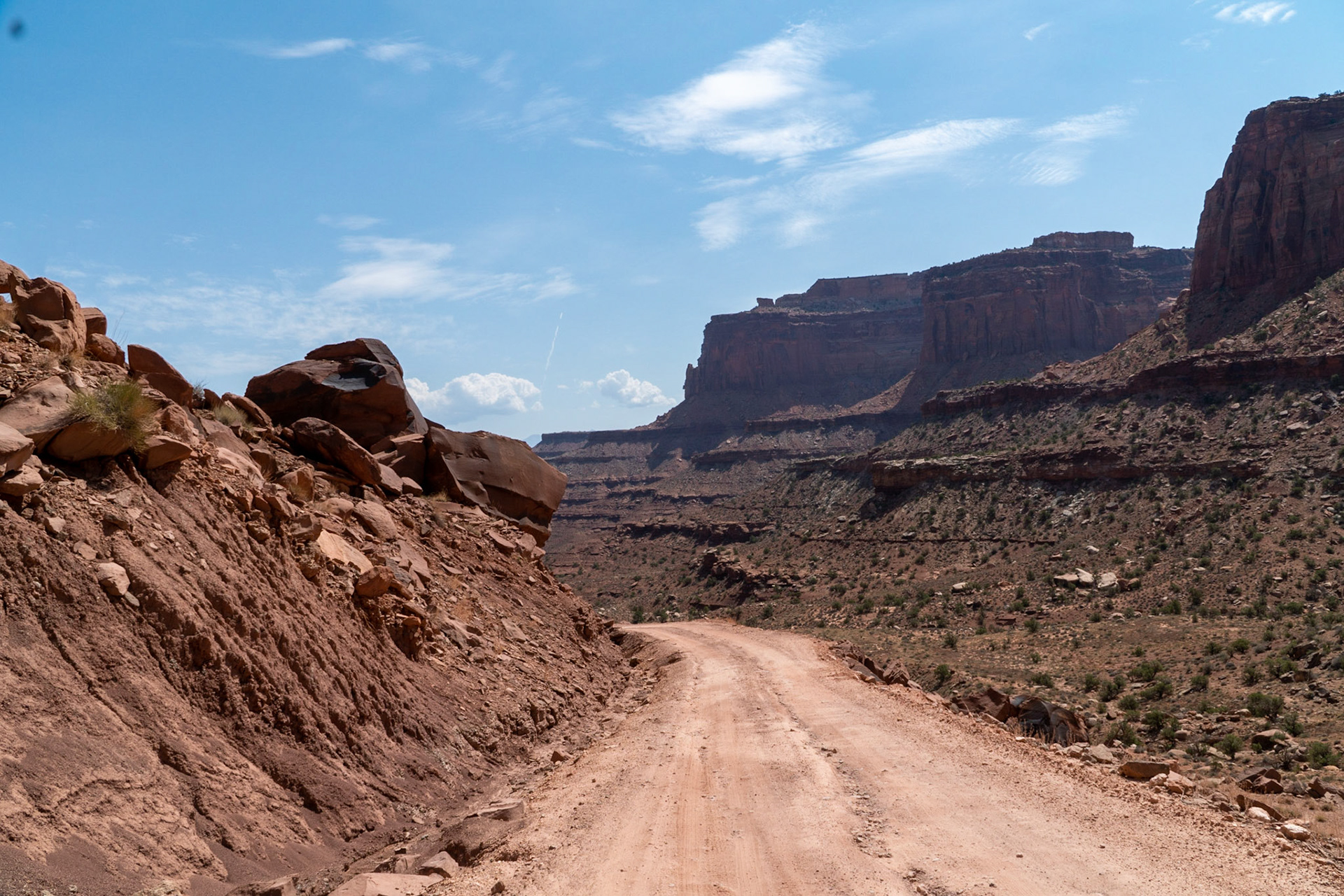 The trail along the canyon floor