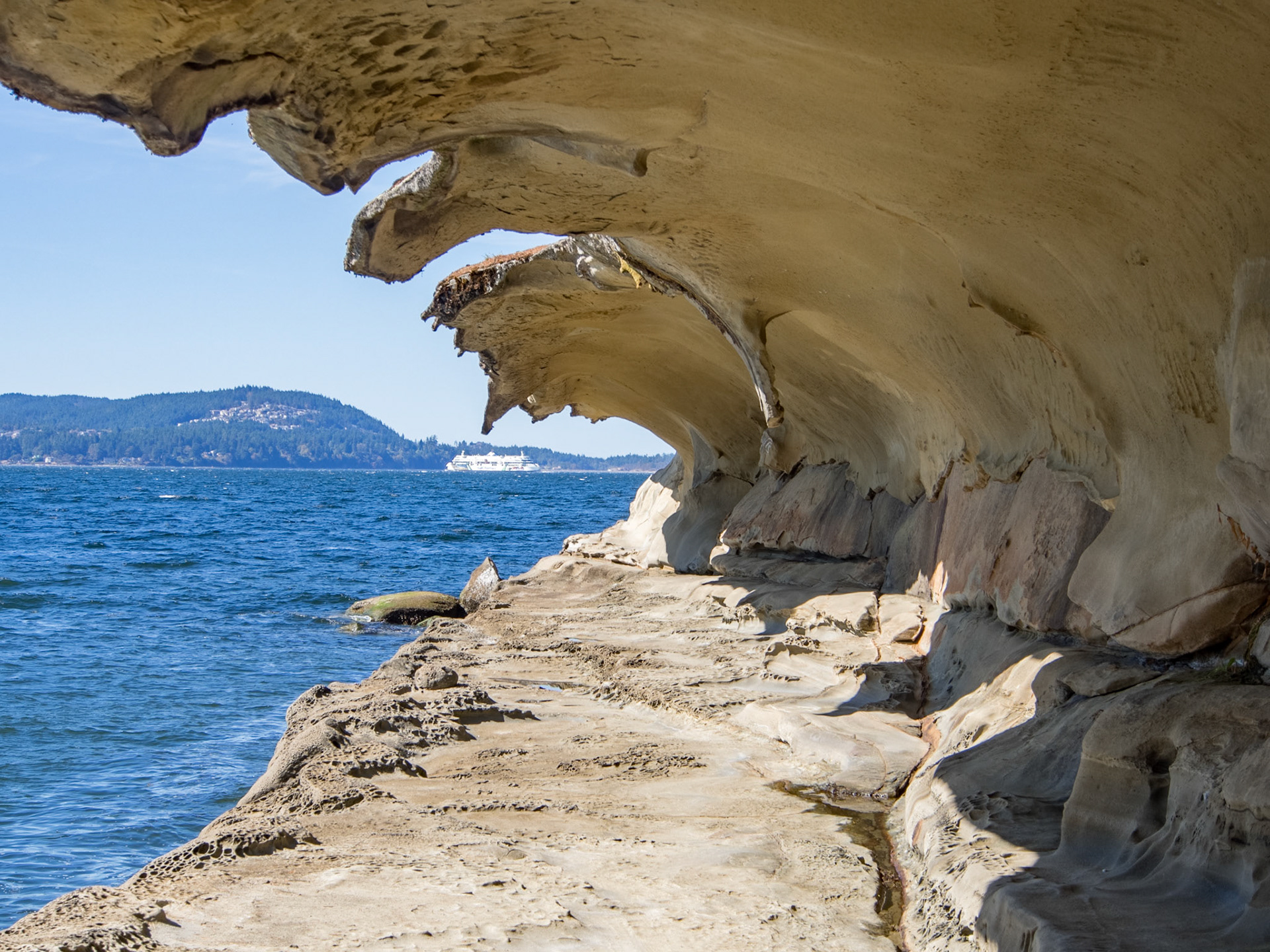 Sandstone rocks, carved to look like a wave by the wave action
