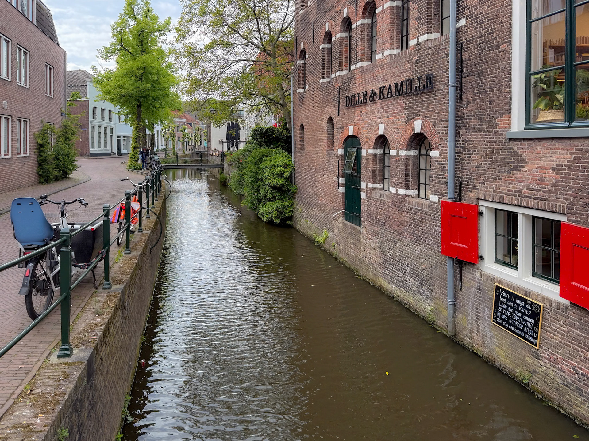 Sign says come inside for a delicious dutch snack