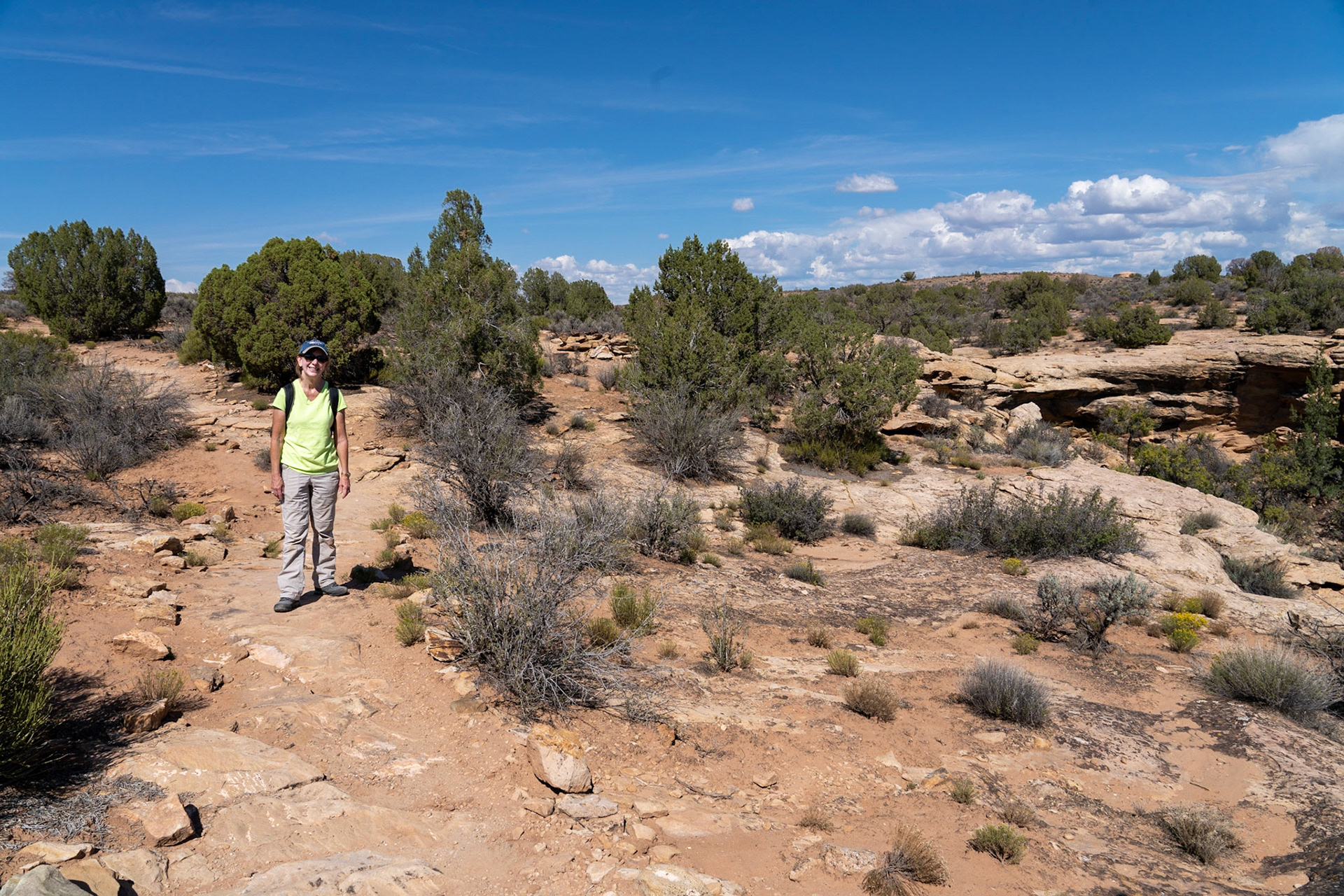 Hiking to the ruins at the canyon rim