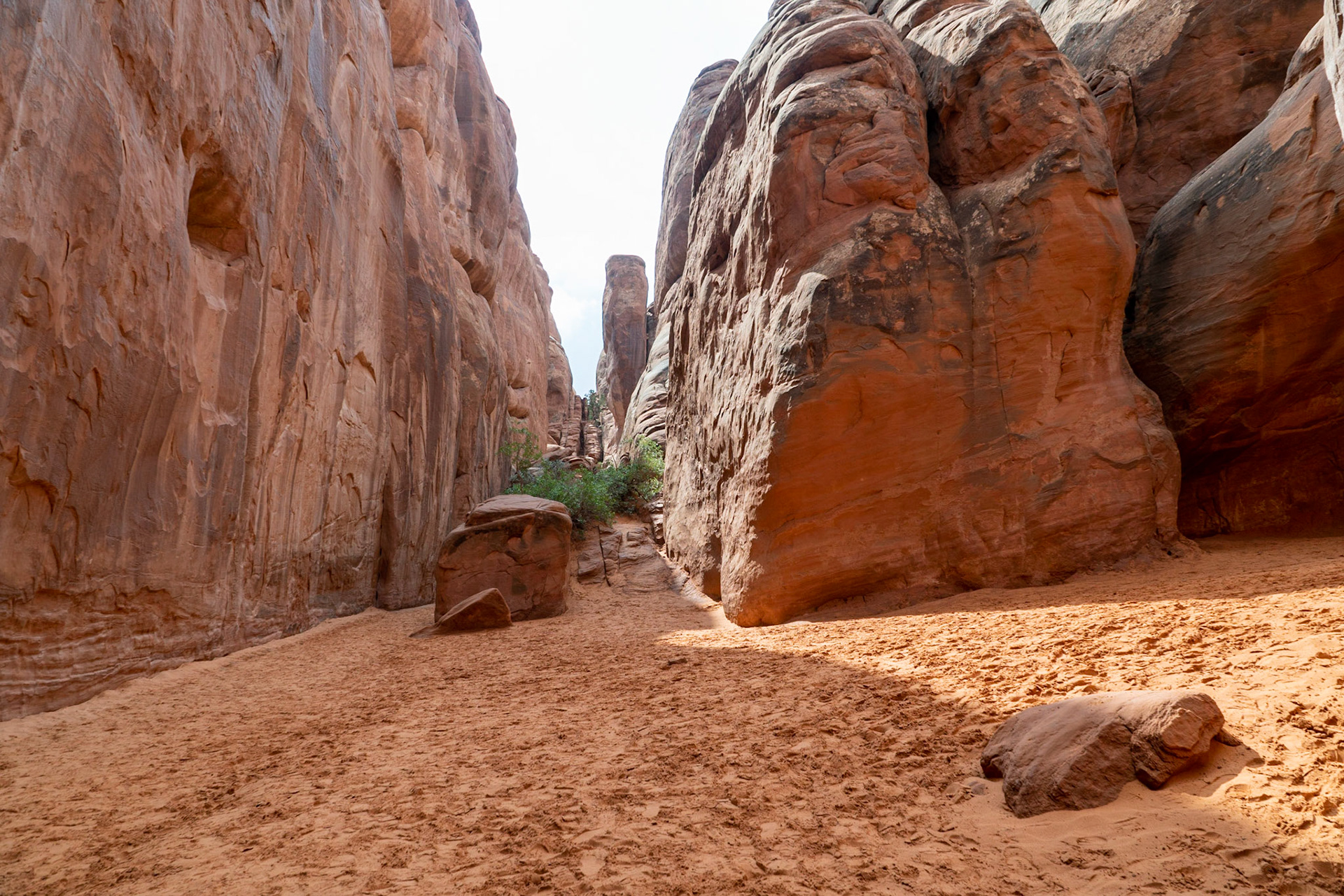 Sand Dunes Arch has 2 high fins on the way in