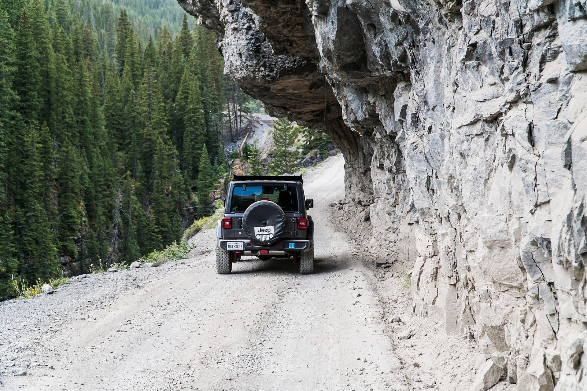 Steep cliffs and dropoffs along Yankee Boy Trail