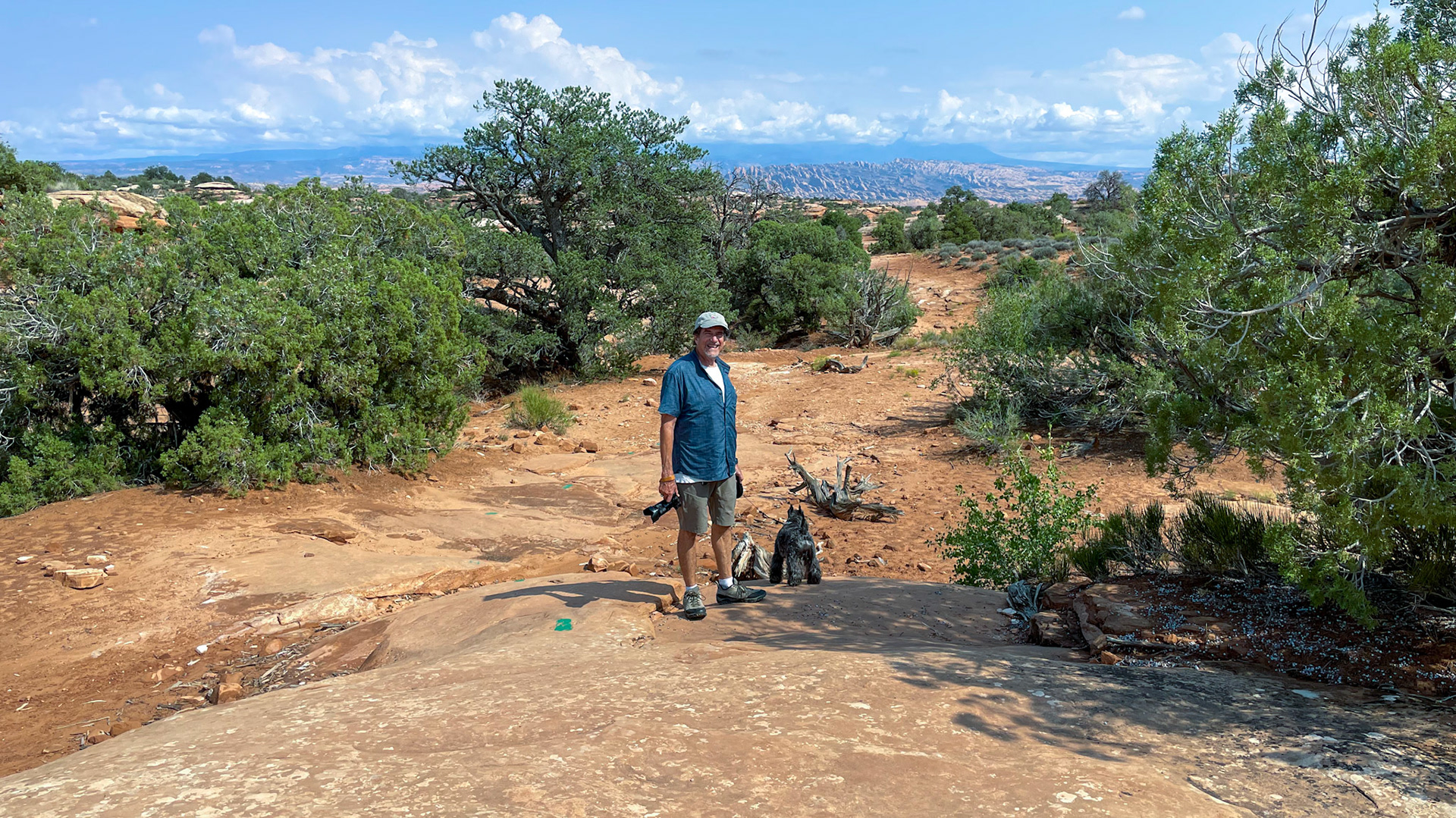 The hiking trail to Gemini Bridges