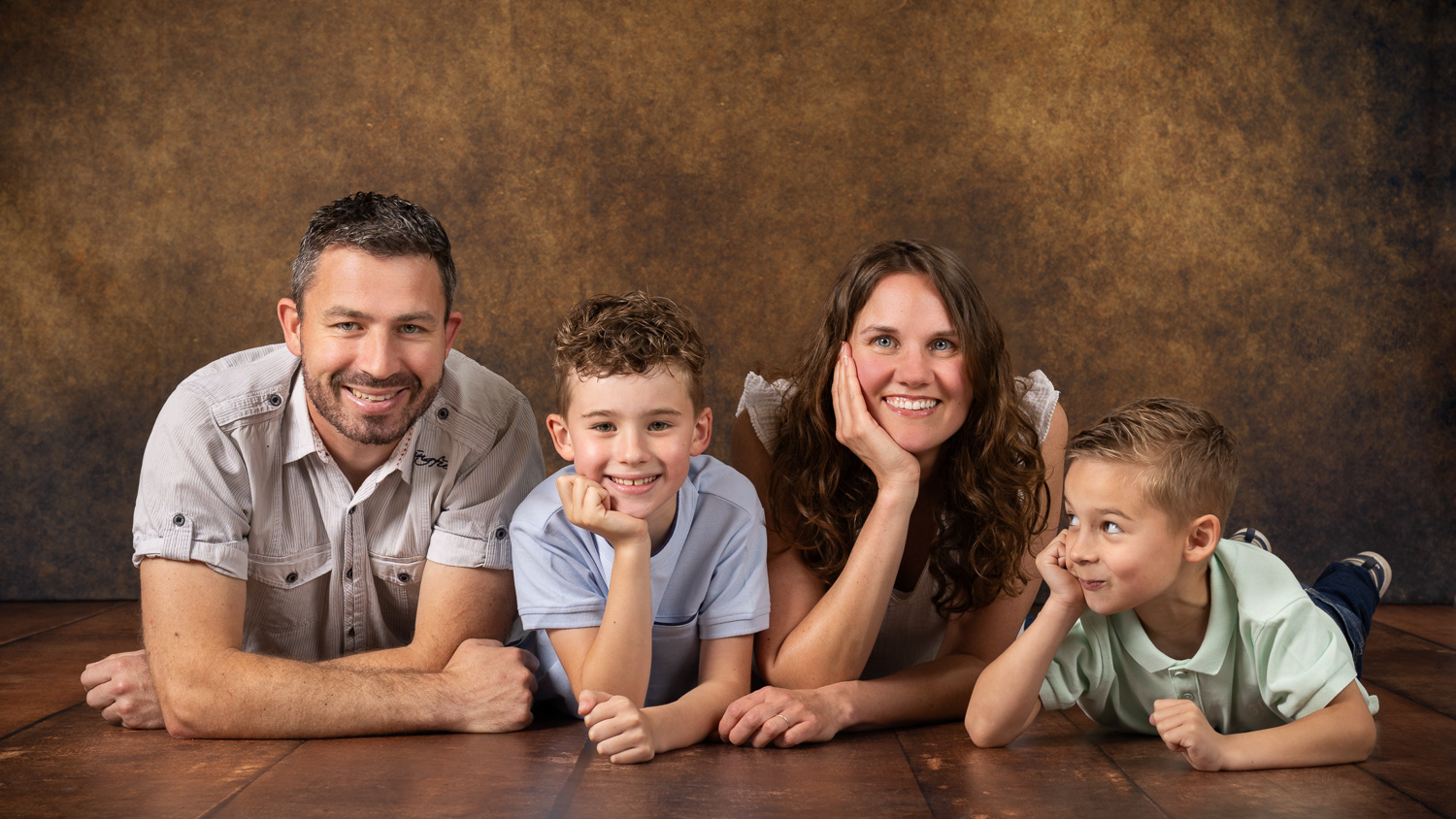 Portraits de famille en studio © Carole Bertaux Photographe - Tous droits réservés