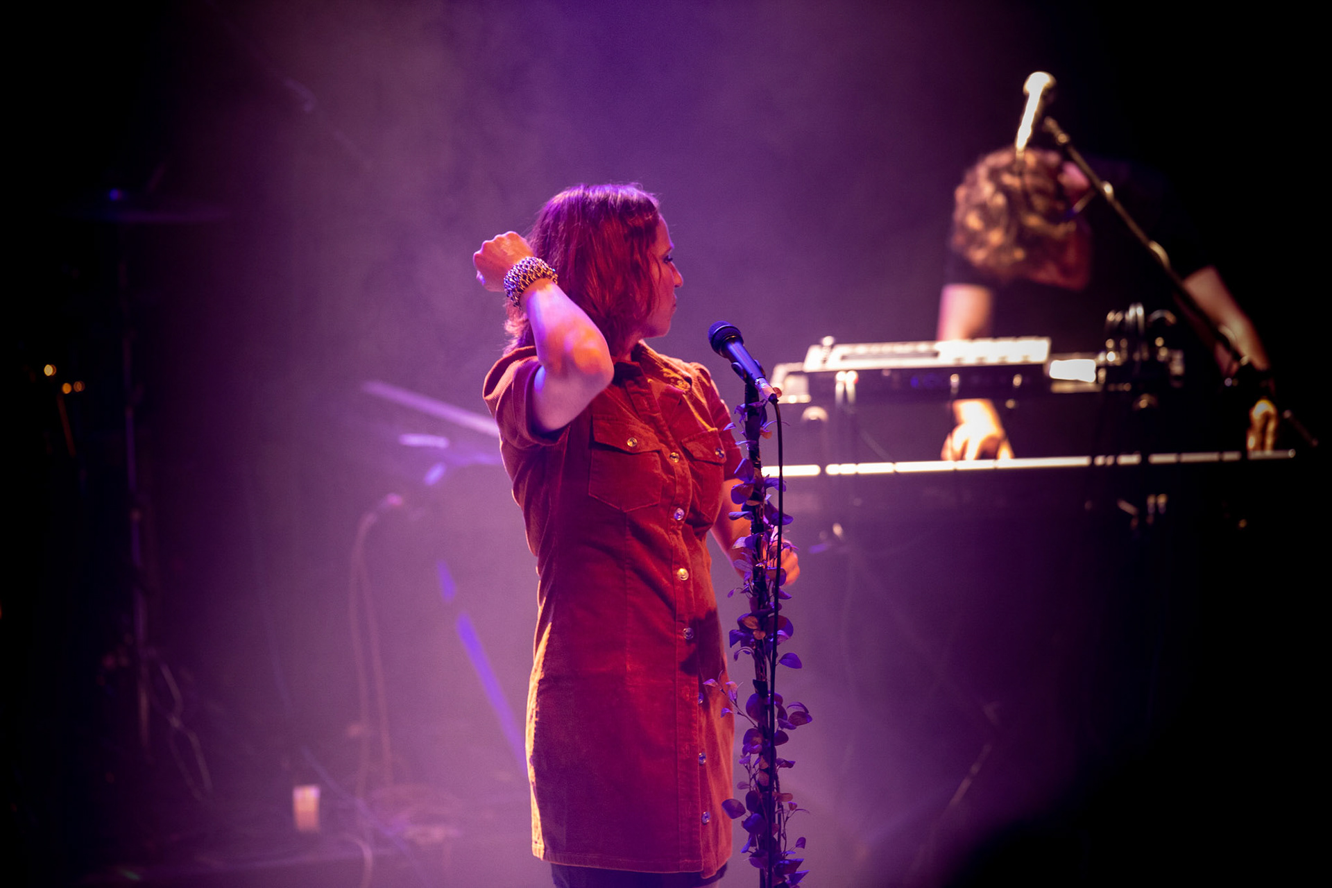 The Gathering: holenderska grupa rockowa, trasa The Gathering_30th Anniversary od doom-metalowego brzmienia z lat 90 po melodyjne i klimatyczne rejony rocka, trip-rock, post-rock, metalu, czy shoegaze. Koncert Warszawa Progresja, HQ44

The Gathering w składzie:
Silje Wergeland – wokal
Rene Rutten – gitara
Hans Rutten – perkusja
Frank Boeijen – klawisze
Hugo Prinsen Geerligs – bass
fot. Andrzej kaziq Wasilkiewicz/Reporter