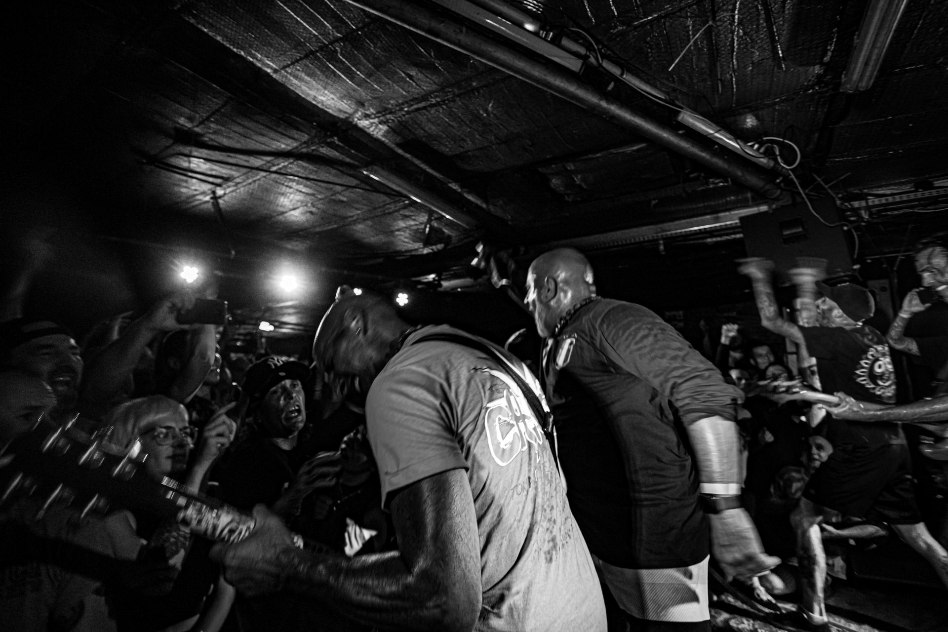 26.07.2022 Youth of Today to założony w 1985 roku hardcore punk’owy zespół, który miał znaczący wpływ na odświeżenie i rozwój sceny Straight Edge w drugiej połowie lat 80. XX wieku. Założycielami grupy są wokalista Ray Cappo oraz gitarzysta John Porcelly, którzy występowali wcześniej w Violent Children. Youth of Today ma na swoim koncie 5 wydawnictw, z czego takie płyty jak „Can’t Close My Eyes”, „Break Down the Walls” czy „We Are Not in This Alone” uważane są za jedne z najważniejszych w historii gatunku. Działalność zespołu została zawieszona w 1990 roku, a Cappo i Porcelly skupili się na bardziej melodyjnych projektach: krishnacore’owym Shelter oraz Better Than a Thousand. Grupa reaktywowała się w 2003 roku i od tamtego czasu sporadycznie występuję na całym świecie. Youth of Today bez wątpienia jest inspiracją dla wielu zespołów. Kapela odegrała kluczową rolę w tworzeniu hardcore’owej subkultury „Youth Crew” opowiadającej i rozwijającej się w myśl zasadom Straight Edge oraz wegetarianizmu. Warszawski koncert w Hydrozagadce. Produkcja WiniaryBookings. fot. Andrzej Wasilkiewicz/kaziq.com