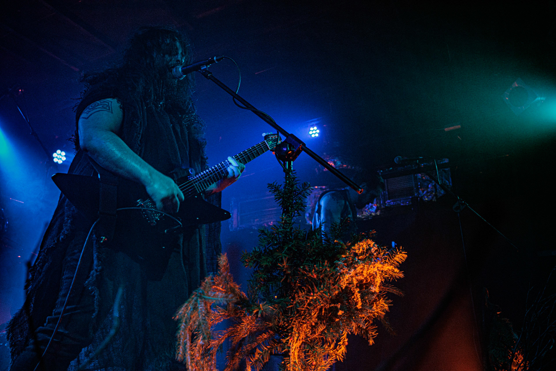 21.10.2022 𝗪𝗢𝗟𝗩𝗘𝗦 𝗜𝗡 𝗧𝗛𝗘 𝗧𝗛𝗥𝗢𝗡𝗘 𝗥𝗢𝗢𝗠 - klimatyczny black metal,  zespół braci Nathana i Aarona Weaverow. Powstal w 2002 roku w Olympia w stanie Waszyngton.  W amerykanskim sercu natury, gor, lasow i jezior, przyroda przeklada sie na atmosfere muzyki WITTR, w ktorej poza blackowymi, jest miejsce na elementy transowe i ambientowe. Wolves In The Throne Room gra bez makijazy, bez kapturow i masek, przy swietle plomieni, co tworzy aure swoistego muzycznego rytualu. Nathan Weaver – guitar, lead vocals,Aaron Weaver – drums, bass, synthesizers,Kody Keyworth – guitar, vocals, Produkcja Knock Out Productions,fot. Andrzej Wasilkiewicz/Reporter