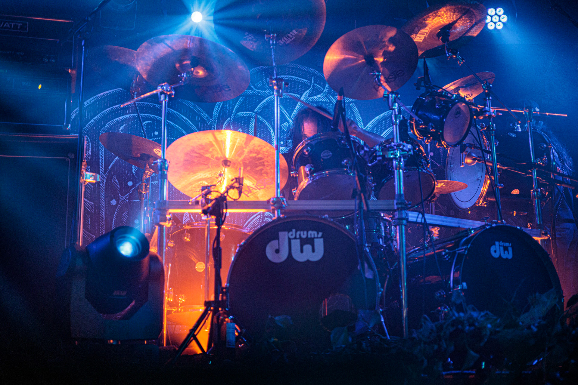 21.10.2022 𝗪𝗢𝗟𝗩𝗘𝗦 𝗜𝗡 𝗧𝗛𝗘 𝗧𝗛𝗥𝗢𝗡𝗘 𝗥𝗢𝗢𝗠 - klimatyczny black metal,  zespół braci Nathana i Aarona Weaverow. Powstal w 2002 roku w Olympia w stanie Waszyngton.  W amerykanskim sercu natury, gor, lasow i jezior, przyroda przeklada sie na atmosfere muzyki WITTR, w ktorej poza blackowymi, jest miejsce na elementy transowe i ambientowe. Wolves In The Throne Room gra bez makijazy, bez kapturow i masek, przy swietle plomieni, co tworzy aure swoistego muzycznego rytualu. Nathan Weaver – guitar, lead vocals,Aaron Weaver – drums, bass, synthesizers,Kody Keyworth – guitar, vocals, Produkcja Knock Out Productions,fot. Andrzej Wasilkiewicz/Reporter