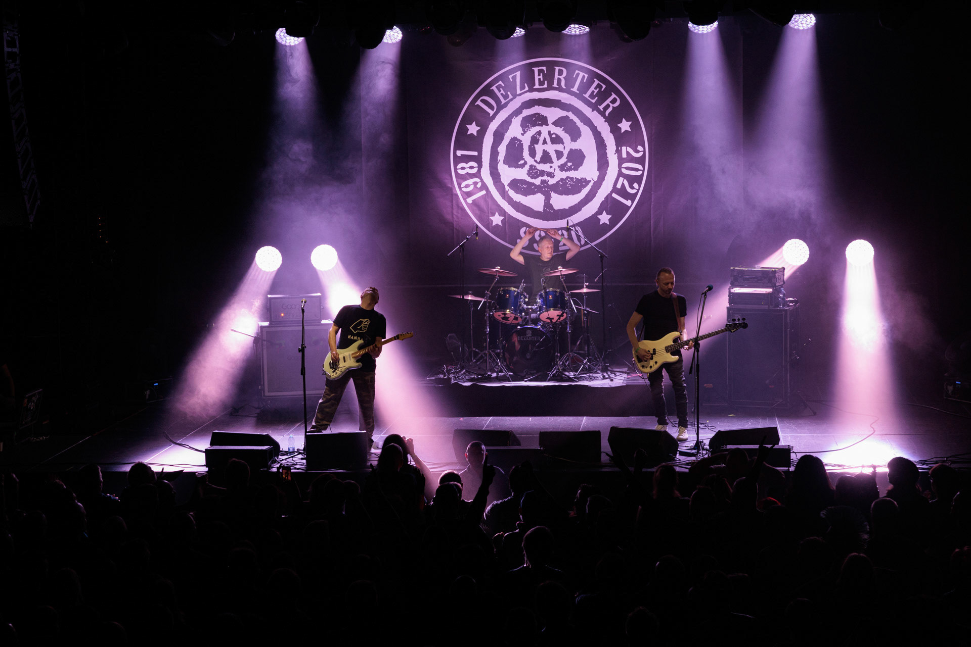 16.11.2021 Dezerter - 40 lecie,koncert Warszawa Palladium. N/z Robert Robal Matera gitara, N/z Krzysiek Grabowski perkusja,N/zJacek Chrzanowski bass, Dezerter, SS20, Punk, Punkrock, hardcore, rock.fot. Andrzej Wasilkiewicz/REPORTER