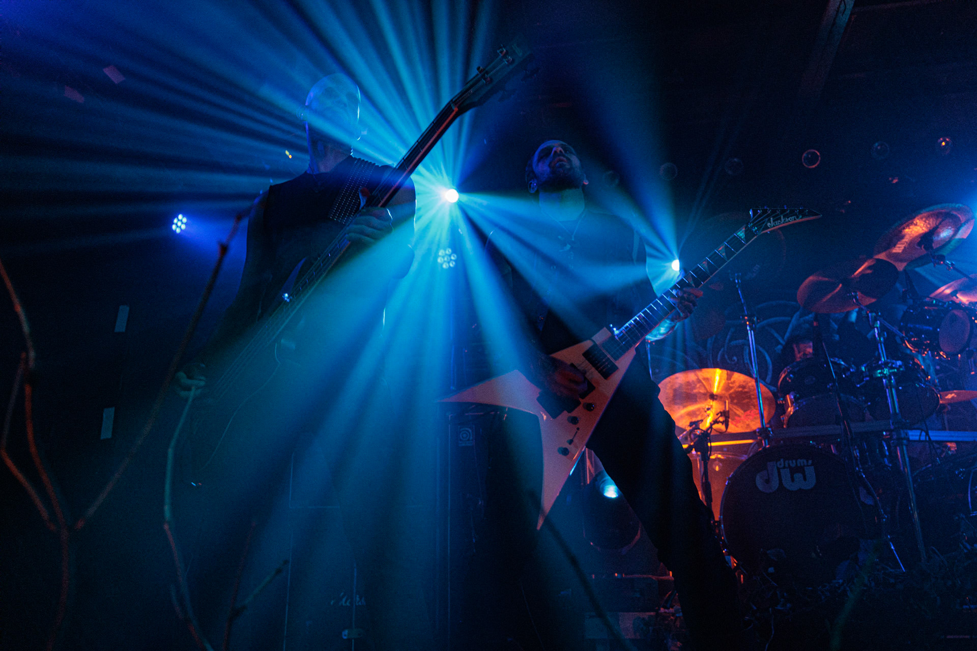 21.10.2022 𝗪𝗢𝗟𝗩𝗘𝗦 𝗜𝗡 𝗧𝗛𝗘 𝗧𝗛𝗥𝗢𝗡𝗘 𝗥𝗢𝗢𝗠 - klimatyczny black metal,  zespół braci Nathana i Aarona Weaverow. Powstal w 2002 roku w Olympia w stanie Waszyngton.  W amerykanskim sercu natury, gor, lasow i jezior, przyroda przeklada sie na atmosfere muzyki WITTR, w ktorej poza blackowymi, jest miejsce na elementy transowe i ambientowe. Wolves In The Throne Room gra bez makijazy, bez kapturow i masek, przy swietle plomieni, co tworzy aure swoistego muzycznego rytualu. Nathan Weaver – guitar, lead vocals,Aaron Weaver – drums, bass, synthesizers,Kody Keyworth – guitar, vocals, Produkcja Knock Out Productions,fot. Andrzej Wasilkiewicz/Reporter